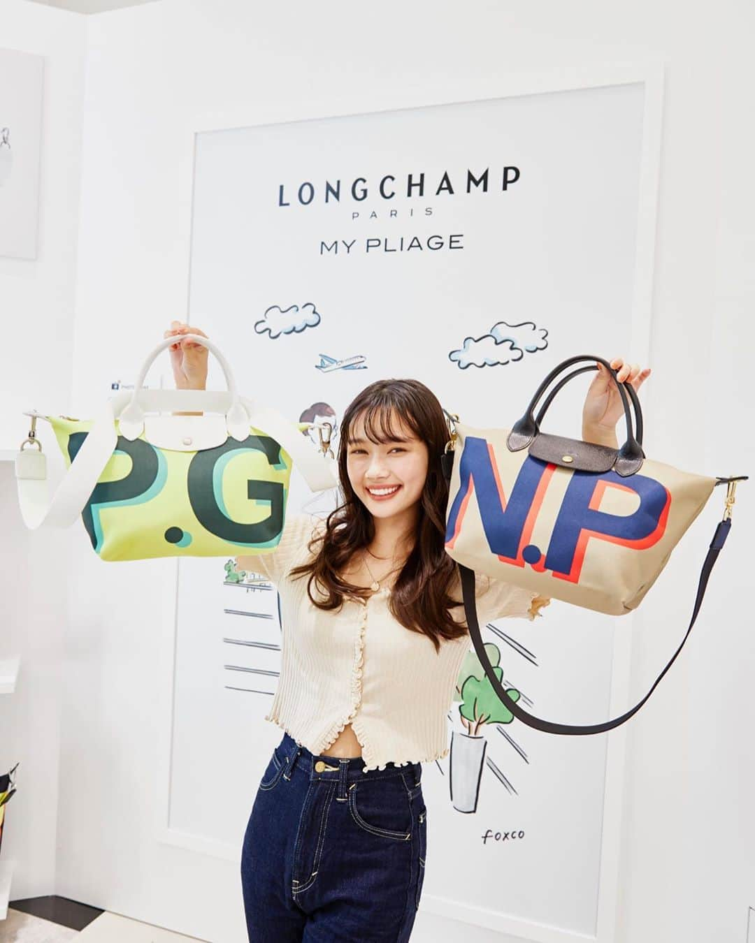 新井舞良さんのインスタグラム写真 - (新井舞良Instagram)「@longchamp  LONGCHAMPのpopupに行って来ました😊 マイプリアージュという、自分の好きな色や文字をカスタマイズできるバッグとても可愛い〜💚popupは表参道で8/31までやっております！#ロンシャン #mypliage #pr」8月21日 19時37分 - myra_arai