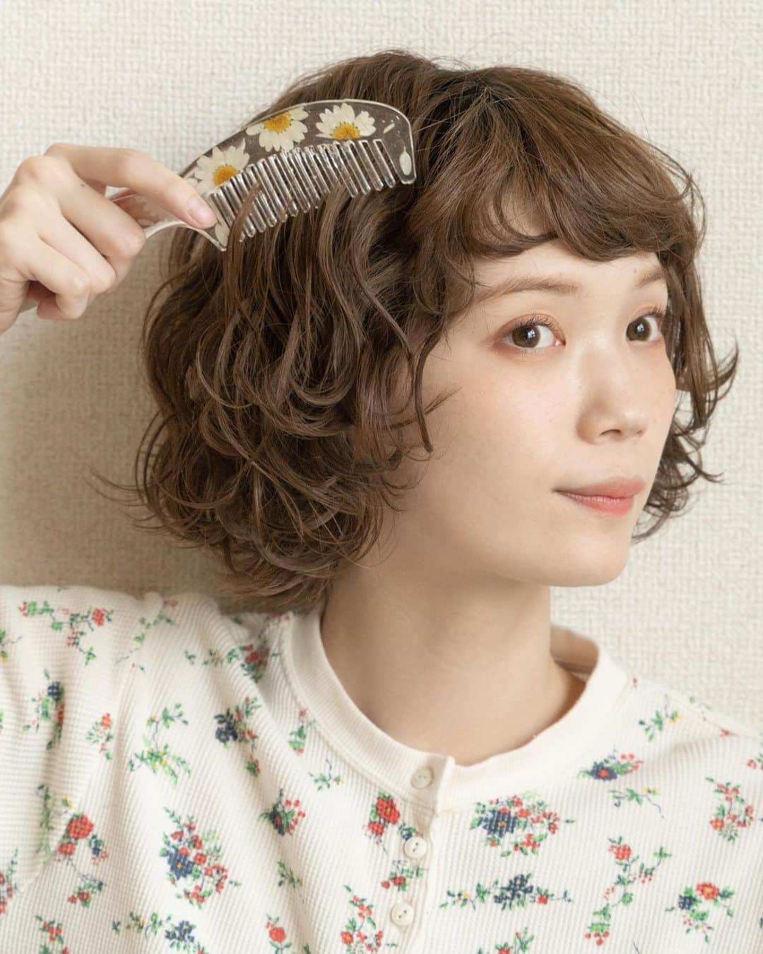 waco⭐️CHACOのインスタグラム：「新作マーガレットブラシ&かすみ草のブラシ  とってもかわいくできました。 来週火曜日より受注生産の受付をいたします。 納品は1ヶ月を予定しています。  CHACO ONLINE SHOP 8/25 TUE 21:00〜  久々にむらはまちゃんモデルで撮影させていただきました❣️ model @_mura_hama  hair @eight_hair  photo eicou」