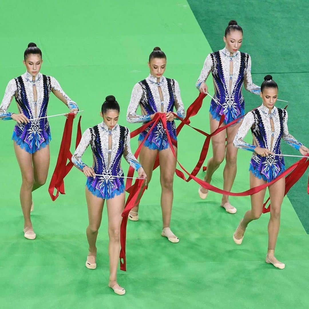 アロナ・コシェヴァツキーさんのインスタグラム写真 - (アロナ・コシェヴァツキーInstagram)「5 girls, 4 years, 3 apparatus, 2 routines and 1 big dream💚🧡 #olimpicgames #rio2016  My team💪🏽」8月21日 19時40分 - alona_koshevatskiy