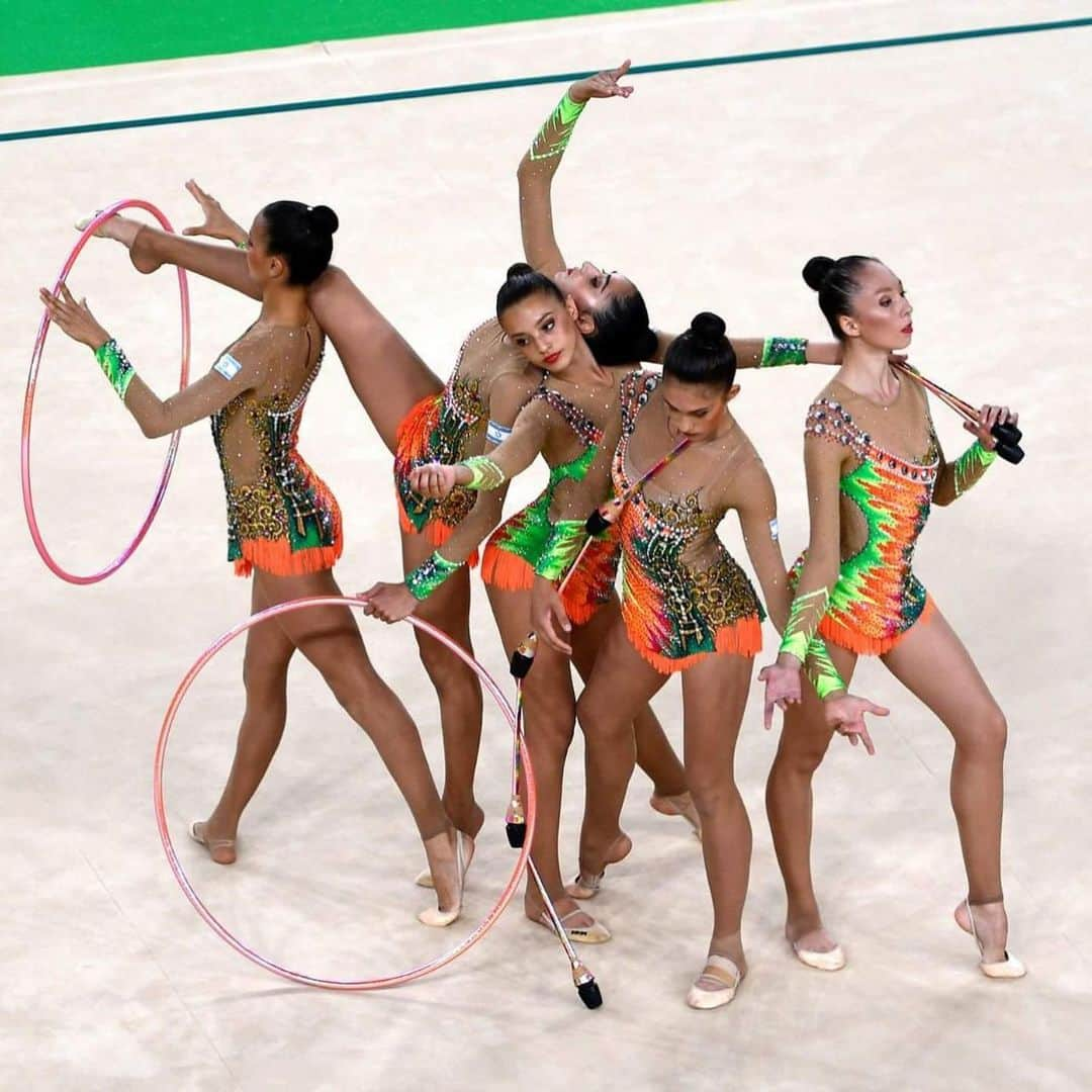 アロナ・コシェヴァツキーのインスタグラム：「5 girls, 4 years, 3 apparatus, 2 routines and 1 big dream💚🧡 #olimpicgames #rio2016  My team💪🏽」