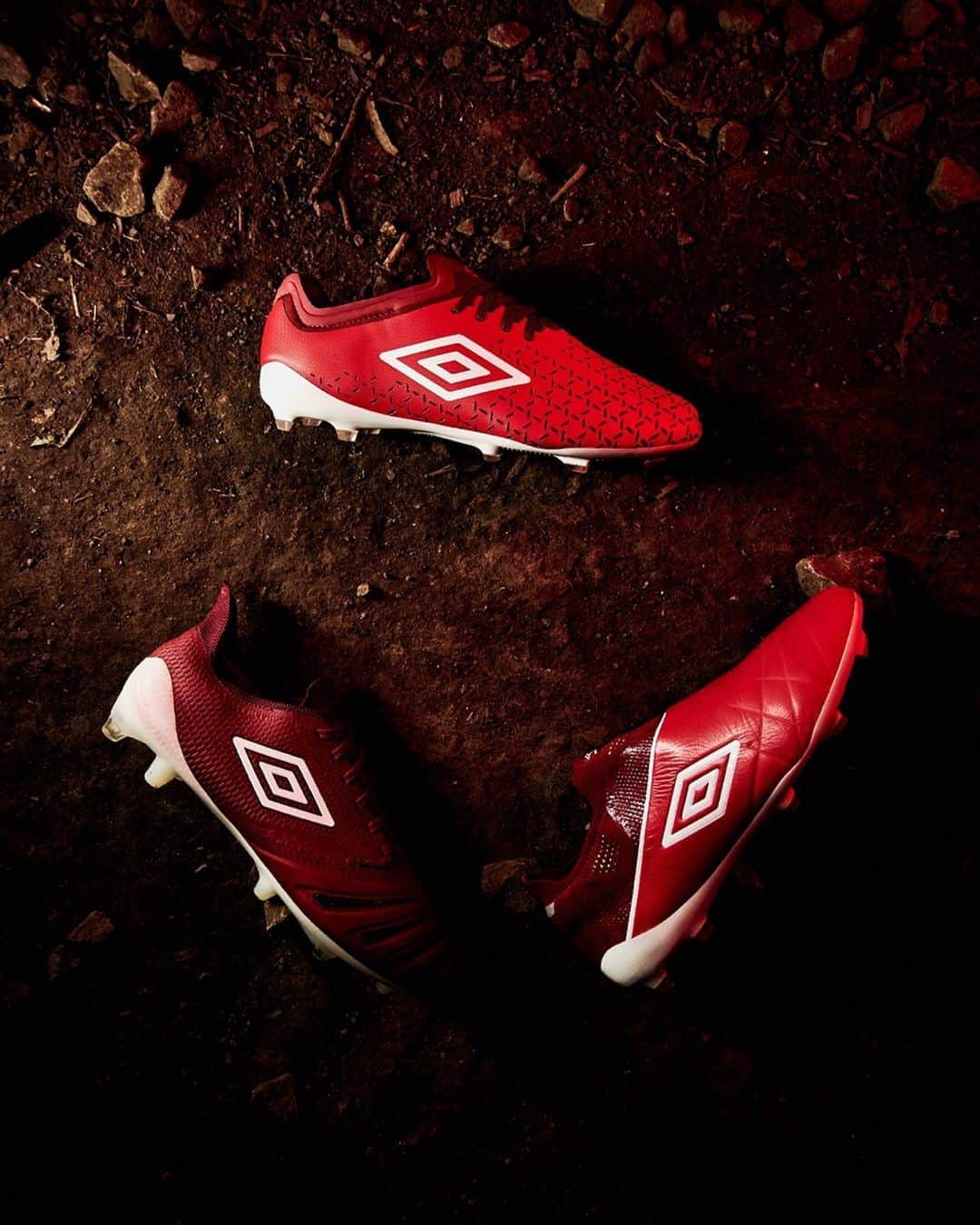 UMBROさんのインスタグラム写真 - (UMBROInstagram)「Serious sauce🌶🔥.  Spice up your game with Velocita 5, Medusae 3 and UX Accuro 3 in Toreador, White and Merlot. Which one will you choose? Share below 💭👇.  #umbro #umbrofootball #velocita #medusae #uxaccuro #football #footballboots #soccer #soccercleats」8月21日 19時49分 - umbro