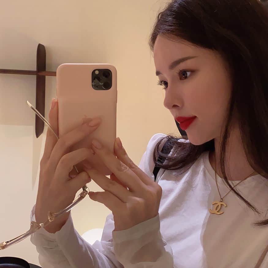 クォン・スジョンのインスタグラム：「티파인 효소가 다이어트 식품이 아님에도 불구하고 살빼는 목적으로 찾으시는 분들도 많으신데요. 시중의 다이어트 식품을 살펴보면 결국 다 비슷한거 같아요. 바로 이뇨작용 + 원활한 배변 활동을 하게 도와주더라구요  티파인 효소는  다이어트보조제 ❌ 변비약 ❌  일반 곡물발효 식품으로 먹은 음식의 빠른 분해를 돕고 빠른 소화 효과와 함께 필요한 영양분의 흡수를 도와준답니다! 그러니 빠르게 소화된 음식물이 장까지 가서 배변활동에도 도움을 받는거구요! 배변활동이 원활해져 몸 속 노폐물을 열심히 배출 해주다 보면 자연스레 다이어트에 도움을 받으시게 되는데, 다이어트 보조제처럼 몸에 무리를 주지않고, 효과는 더 보게되는거 같아요~~ 8월 오픈 핫딜!! 오늘 자정 마감할게요. 주문 서둘러주세용💕」