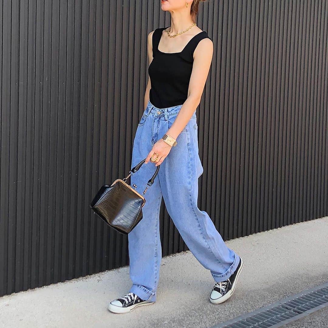 のインスタグラム：「8月21日(金) . . ウエストはキュッなワイドデニム♡ ワイドデニムなのに太すぎないからラインがキレイ🥰 . がま口バッグは肩かけできるヒモも付いてて便利♡ 他の色もかわいかった♡ . 両方とも　@arco_iris.shop だよ☺️ LINEの友達登録で10%OFFクーポンプレゼント🎁 . . #アルコイリス #アルコ女子 #kaumo_fashion #locari #ponte_fashion #mineby3mootd #mineプチプラ部 #おちびコーデ #おちびの輪 #低身長コーデ #平均身長コーデ #プチプラ高見えコーデ #大人シンプルコーデ #アラフォーコーデ #155センチコーデ #デニムコーデ #大人カジュアルコーデきれいめコーデ #大人カジュアルファッション」
