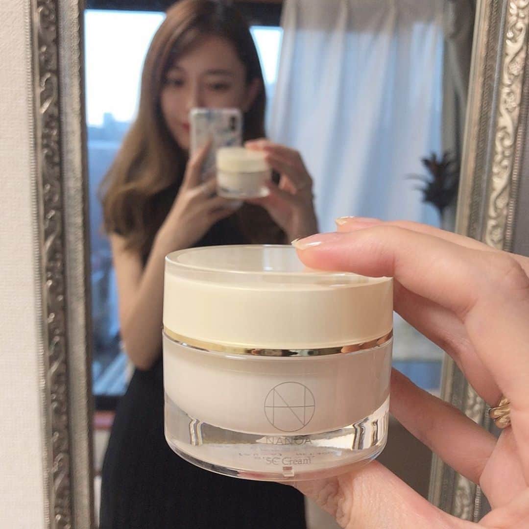菊池かなこのインスタグラム：「. @nanoa.official の新商品✨ ヒト幹細胞シカクリーム . 美容皮膚科医の先生もオススメの、 保湿力にこだわった保湿クリーム✨ . 消炎作用が出来る成分が入っているので、 ニキビや肌荒れなどにも良いみたいです👌 . ※シカは🦌じゃなくて、肌再生クリームのことだよ❕ . Amazonでナノアで検索🔍 . ୨୧┈┈┈┈┈┈┈┈┈┈┈┈┈┈┈┈┈୨୧ @nanoa.official #ナノア#NANOA#保湿クリーム#幹細胞コスメ#ヒト幹細胞#ヒト幹細胞培養液#エイジングケア#アンチエイジング#シカクリーム#肌再生クリーム#美容#beauty #美容液#コスメ#コスメ好き#エイジングケア」