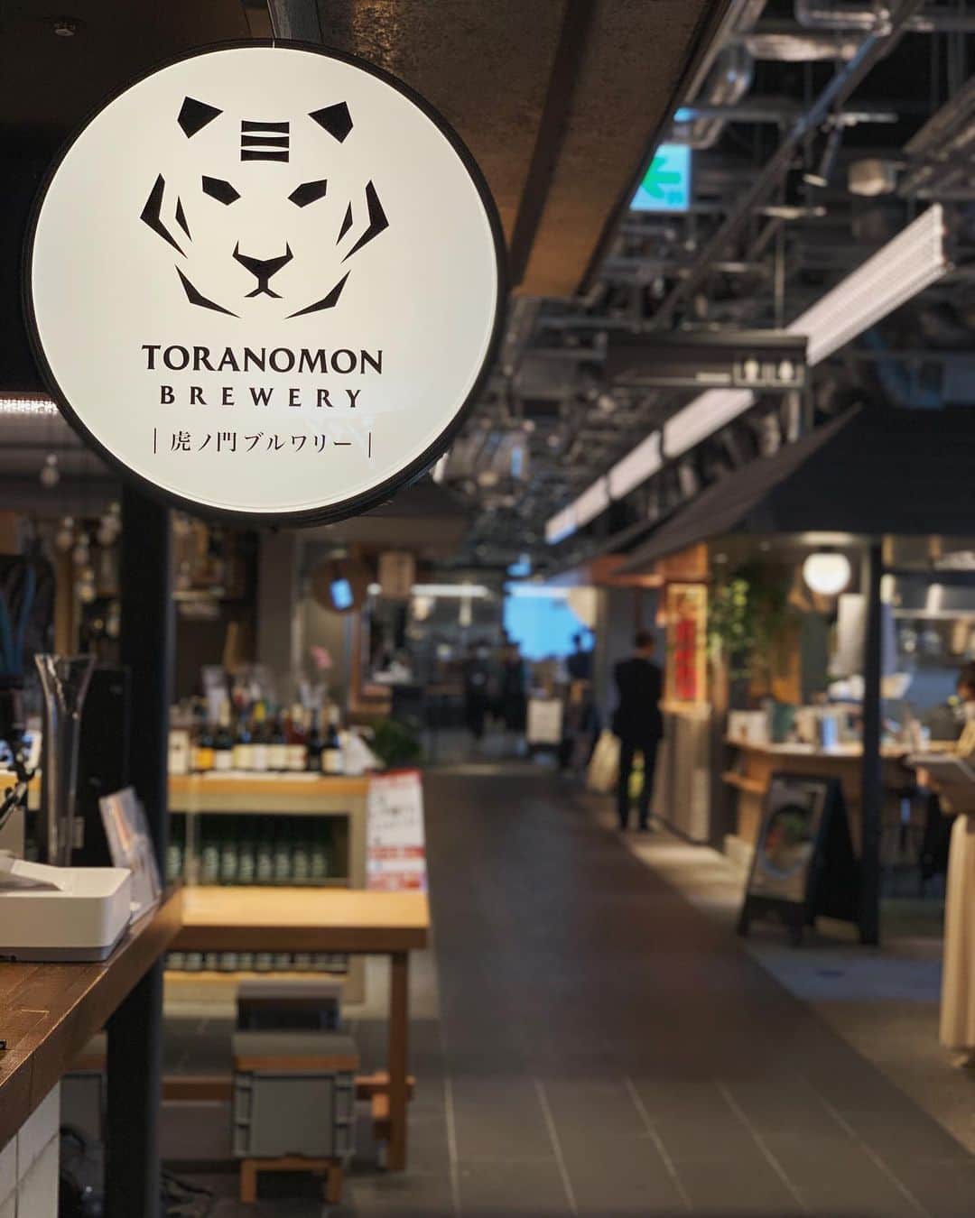 Andaz Tokyo アンダーズ 東京さんのインスタグラム写真 - (Andaz Tokyo アンダーズ 東京Instagram)「#虎ノ門横丁 へ出かけてみませんか？🐯🏮 ホテルに隣接するビジネスタワー内に位置し、こだわりを持つ意思のあるお店の数々からの感じられる活気に魅了されること間違いなし。魅力溢れる出会いや個性豊かでユニークなお食事など、新たなコミュニケーションスタイルをお楽しみいただけます。😋⠀ ⠀ Have you visited #ToranomonYokocho? 🐯🏮Located steps from the hotel inside Toranomon Business Tower, explore a complex of modern alleyways featuring upscale izakaya, craft beer shops and a plethora of unique eats from around the world 😋⠀ ⠀ #staylocal #toranomon #虎ノ門 #虎ノ門ヒルズ #exploretokyo #toranomonbrewery」8月21日 20時00分 - andaztokyo