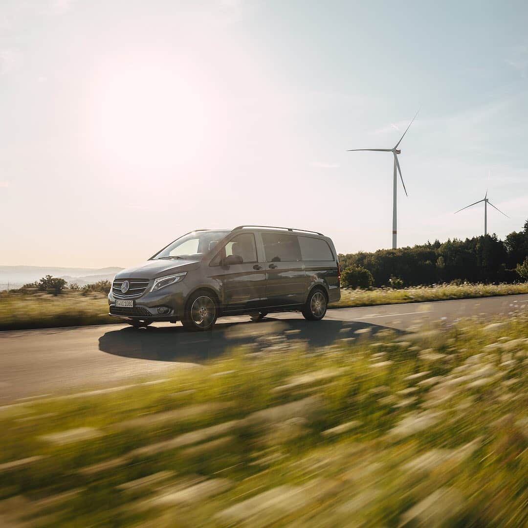 メルセデス・ベンツさんのインスタグラム写真 - (メルセデス・ベンツInstagram)「[Stromverbrauch kombiniert: 26,2 kWh/100 km  CO₂-Emissionen kombiniert: 0 g/km  mb4.me/DAT-Leitfaden-electric  Mercedes-Benz eVito Tourer]  Our specialist for tradespeople, commerce and service is becoming even more attractive: The new Vito is now available with new engine types, new safety features, enhanced vehicle interior options and many more updates. The new fully-electric eVito Tourer also features increased range.  #Vito #newVito #eVito #mercedesbenz #MBVans #eMobility」8月21日 20時00分 - mercedesbenz