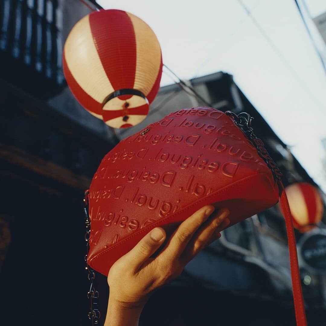 デシグアルのインスタグラム：「Hiding your red lips under  your mask? It’s time to shine with these accessories, isn’t it? #LaDifference FW20」