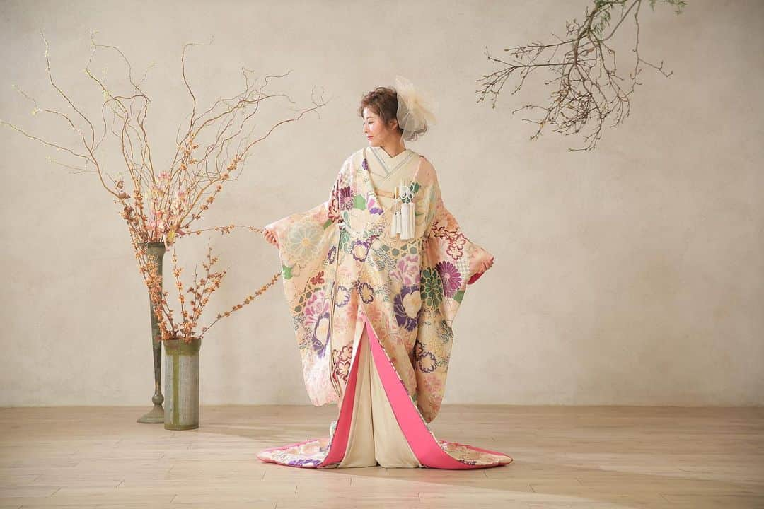 THE KIMONO SHOPのインスタグラム：「. 　 『裂取菊花紋』  白地のベースとピンクの裏地が可愛らしくも 寒色系の差し色が甘さを抑え 合わせる小物によって より淡く柔らかい雰囲気にも 少しぱきっときれいめな雰囲気にも 好みにアレンジをお楽しみいただけます  ご試着希望の方はDMまたは お電話やメールにてお問い合わせください🌿  プロフィールのリンクよりHPがご覧いただけます＊ @thekimonoshop_decollte」