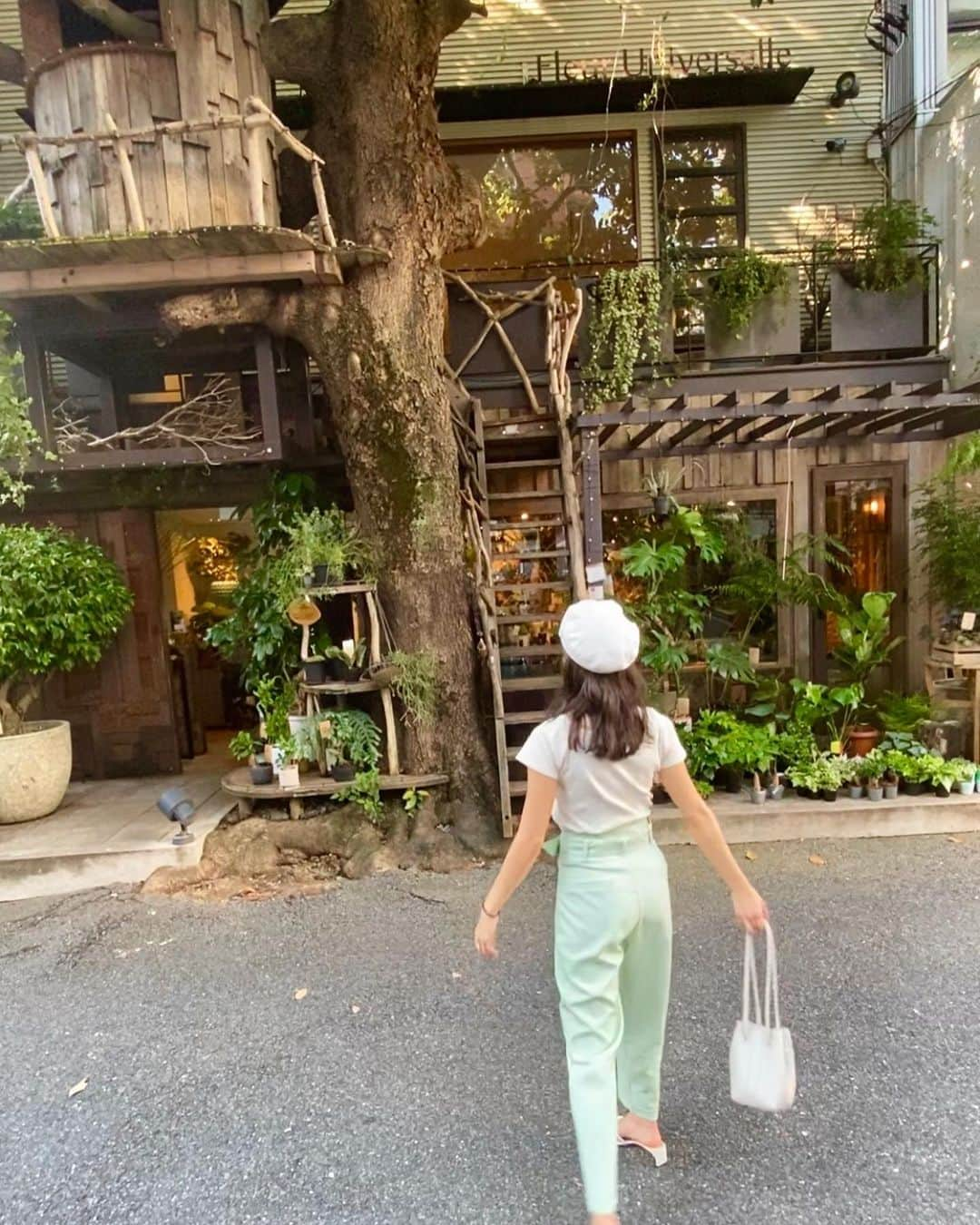 MelonHarunaさんのインスタグラム写真 - (MelonHarunaInstagram)「🌵  筋トレとカフェ巡りと旅行が好き🤎 これは広尾にあるカフェ☕️  好きな本や映画の質問があったけど 私、本は読みません😶📗  漫画は読みます← ワンピース、約束のネバーランド HUNTER×HUNTERが好き❣️ 進撃は読んでたけど難しくてわからん🤣  映画もあんまり見なくて← どちらかというとドラマ派🥺🤎  Amazonプライムの『THE BOYS』 だけはマジで見てほしい❗️❗️❗️  Netflix、hulu、Amazonで おすすめのあれば教えてほしい❣️  とりあえず今週もお疲れ様でした🥰  #広尾カフェ #スタイル#diet#広尾ランチ#cafe#東京カフェ#カフェ巡り#カフェ部#カフェ好きな人と繋がりたい#cafestagram #ootd#lesgrandsarbres #メリハリボディ#ダイエット女子#tokyo#tokyocafe#筋トレ女子の日常#fitnessgirl」8月21日 19時58分 - melon_867