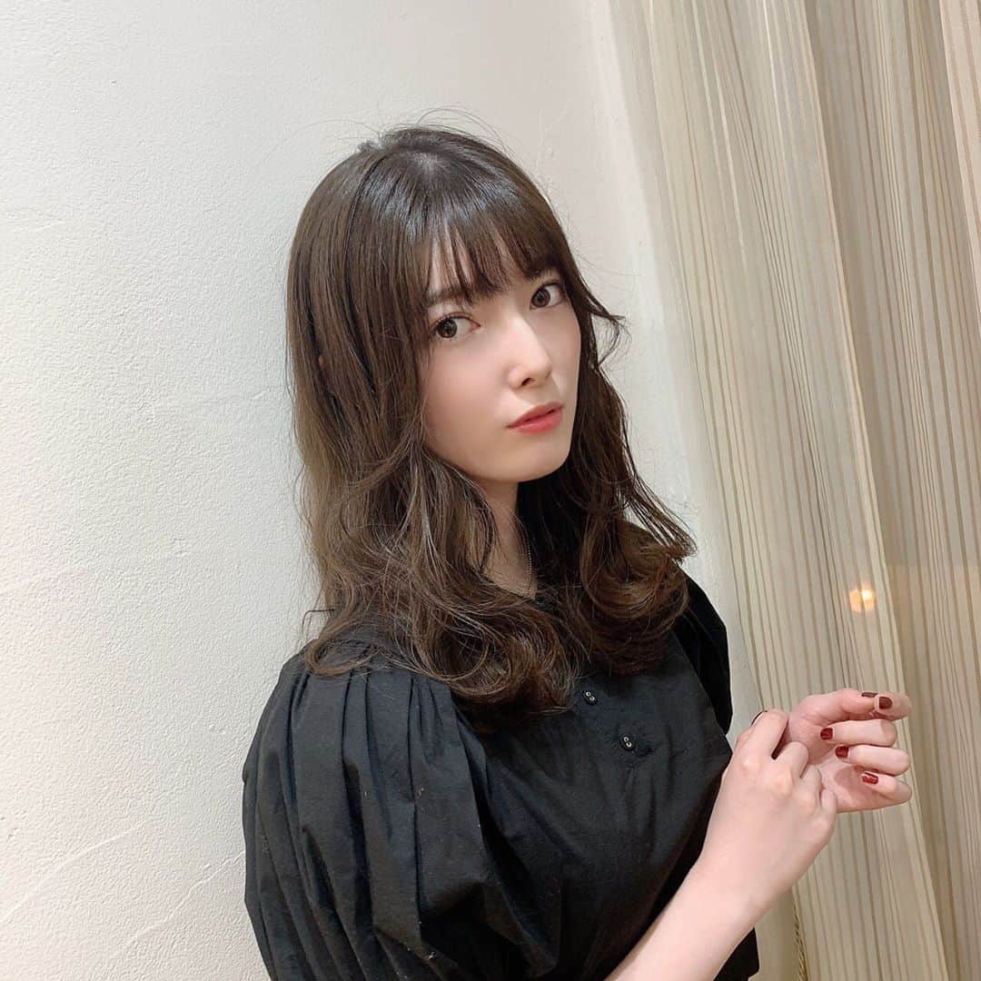 日下部美愛のインスタグラム：「lewinさんに🖤🖤 ミントベージュにしてもらいました〜 柔らかくていい色！可愛い！！ ありがとうございました🥰  はあ〜本当はショートにしたいんだけどな！！！！  #lewin #ミントベージュ #hair #fashion #makeuptutorial #makeupartist  #instagood #photo #Japan #me #selfie  #instafashion   #맞팔 #사진 #데일리 #데일리룩 #인스타사진 #인스타그램 #일본인」