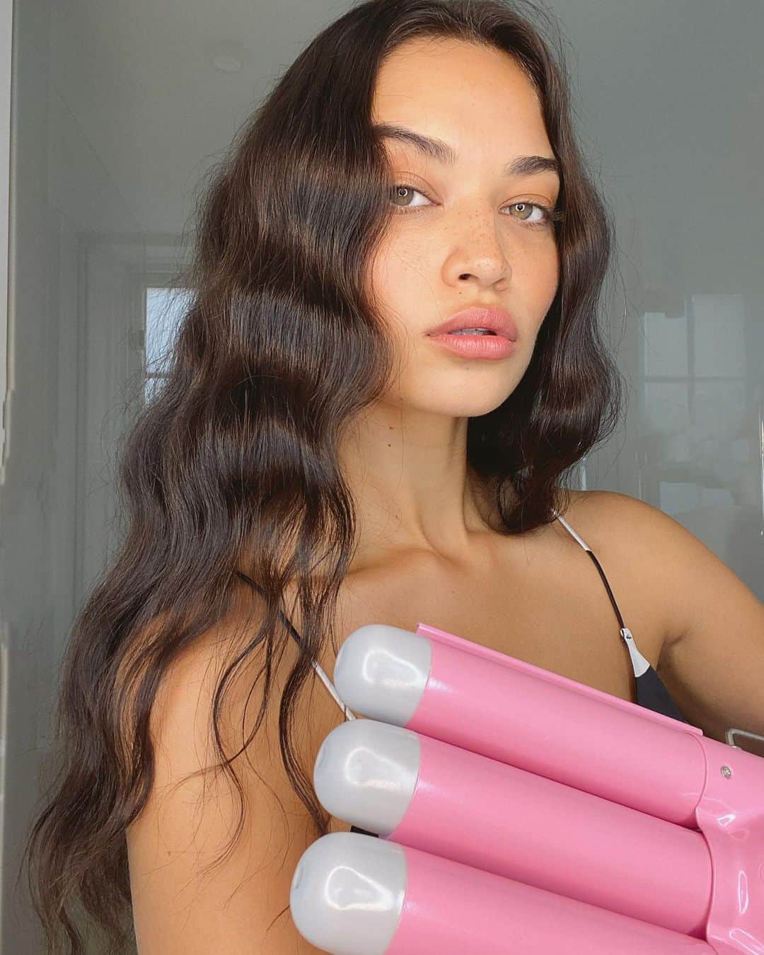 のインスタグラム：「Create the best beach waves with the @mermade.hair original waver. #mermadehair. Use code SHAIK for 15% off.」