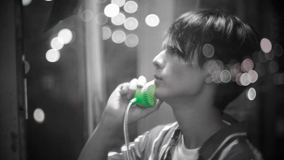 朝田淳弥のインスタグラム：「.....📞  #カメラ #一眼レフ #ミラーレス」