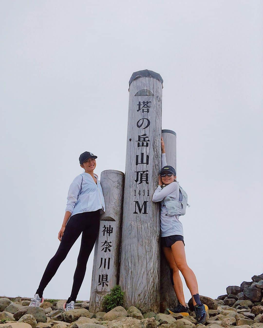 福田萌子さんのインスタグラム写真 - (福田萌子Instagram)「Morning trail ⛰🏃‍♀️Best way to start a day ✨ ひたすら登ってひたすら降る14kmのアクティビティを身体いっぱい楽しみました🦌🐝🕷🦎🐸♥️ 通称「バカ尾根」と呼ばれるほど急な斜面や階段が続く丹沢：塔の岳のハイキングコース‼️ロードバイクでもトレイルでも登りが大好きな私達の心をくすぐります✨ - 急な斜面に差しかかると、下から眺めて『オトコマエな坂だね〜』と坂バカを発揮してました😂 今日も沢山笑ってお腹が痛い。 きっと明日は違う意味で腹筋筋肉痛です😜 Thank you @kana_nagayama  - #trail #trailrunning #hiking #tonodake #mountainview #トレイルランニング #塔の岳 #丹沢 #坂バカ #坂バカ女子」8月21日 20時11分 - moekofukuda