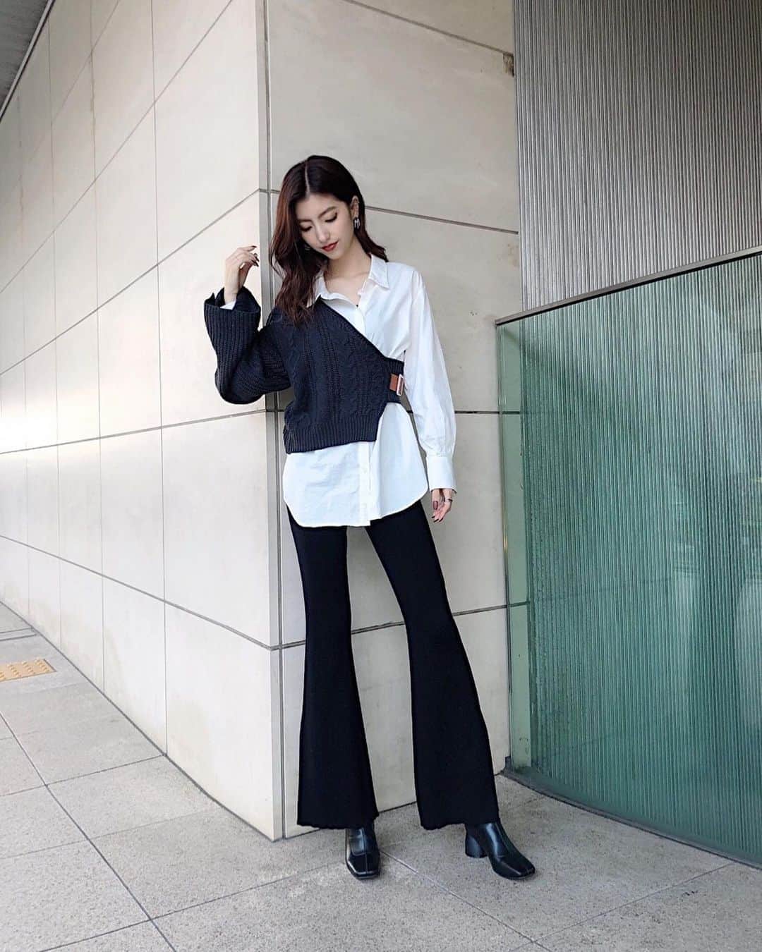 のインスタグラム：「. . スタッフから楓さんっぽい！と言われた 私っぽいアイテム😏（笑） . MURUAのシャツはほんまに可愛すぎて どんどんシャツが増えていく🤣❤️ . シューズもずっと狙ってた ドツボすぎるブーツであわせた👢 . #MURUA#murua_by_staff#murua_snap#code#fashion#aw #ムルーア#アシメニットレイヤードシャツ#ストレッチブーツ#カジュアル#ブラックコーデ#シャツコーデ#コーデ#ファッション」