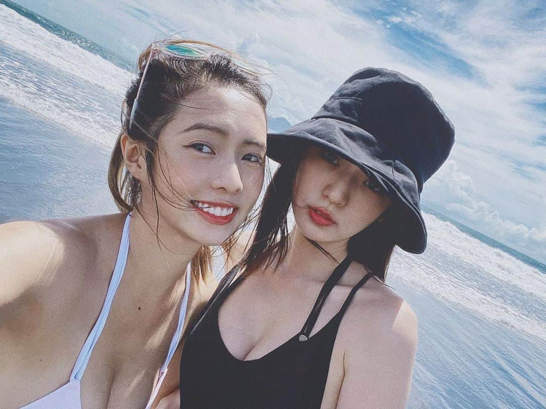 Dewi Chienのインスタグラム：「🌊在我生命中最重要姊姊兼好朋友們。 #一個是親姊 #一個是表姊 #兩位天使們 #簡家三姊妹-1」