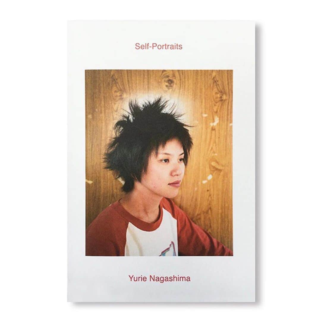 Sisterさんのインスタグラム写真 - (SisterInstagram)「-PICK UP BOOK-  SELF-PORTRAITS by Yurie Nagashima [SIGNED] ¥4,000 (+tax)  日本人写真家、長島有里枝の作品集。 2017年、東京都写真美術館で開催された個展「そしてひとつまみの皮肉と、愛を少々」で展示された新作のひとつに、700点近いセルフポートレイトからなるスライドショーがありました。 『Self-portraits』は、そのなかから作家本人が選び抜いた、24年分のセルフポートレイトを集めた写真集。 1992年、バックパッカーとして旅をしていた学生時代のモノクロ作品から始まる本書は、アーチストとして知られるきっかけとなる初期のヌード作品や、90年代東京の空気を伝えるストリートでのセットアップ、カリフォルニア芸術大学留学中に撮影された写真へと続きます。帰国し、親となった2000年代以降にも、長島はセルフポートレイトを撮り続けています。 巻頭に収録された、アパーチャーファウンデーションのクリエイティブダイレクター、レスリー・A・マーティン（Lesley A. Martin）との対談で長島は、これらのセルフポートレイトはアクティビズムの一形態であると述べています。 また、特に初期の作品を指して、自らを被写体としてヌードグラビアや写真集のパロディーを撮ることは「わたしにとっては、女性の身体に向けられる男性社会からの視線がどのようなものであるかに言及するための方法」なのだともいいます。 「ヘアヌード写真ブームがとにかく許せなくて、動機がなんであれ、男の目的のために女が消費されるなんてあり得ない」という長島は、”自分の身体は自分のもの” だという主張あるいは主体としての女性のありかたを、独自の表現でわたしたちに提示します。 「特にフェミズムの文脈において、セルフポートレートでは作者と主題、両方の役割を自分で果たします。長らく育まれてきた、写真表現における性別役割分担への抵抗を、象徴しているんです。」 初期の作品に顕著であるパフォーマティブな側面は、シークエンスが進むにつれて次第に個人の日記のような印象を強めるように見えます。しかしそれも、幼い子や犬の姿が画面に登場する頻度が減り、ついに見られなくなる頃には再び、インスタグラムなどのSNSから生まれた「セルフィー」や「映え」のような、2010年代以降の新しい写真文化に対抗的な、スナップショットなのかセットアップなのかを一概には判別できない、コンセプチュアルな作品へと移行していきます。 「写真はほぼ時系列に並んでいるから、わたしの変化がわかりやすいと思います。撮影方法、レンズそして機材。コンパクトフィルムカメラも4×5も、よく使うようになったのは子供が生まれてから。自分の経験や環境が変わると、主題も変わります。 出産を機に、フェミニズム的な問題を取り上げて作品にすることが多くなり、2011年の原発事故を機に、自国の政治により目を向けるようになりました。個人的な興味や加齢によっても、主題は変わりました。 若いときは、自分の身体は自分のものだから好きなように使っていいと思っていましたけれど、息子が生まれてその考えは完全に変わりました。セットアップであれ、スナップショットであれ、わたしの写真はとてもパーソナルな作品だと思います。」  #yurienagashima #twelvebooks #selfportraits #sister_tokyo」8月21日 20時15分 - sister_tokyo