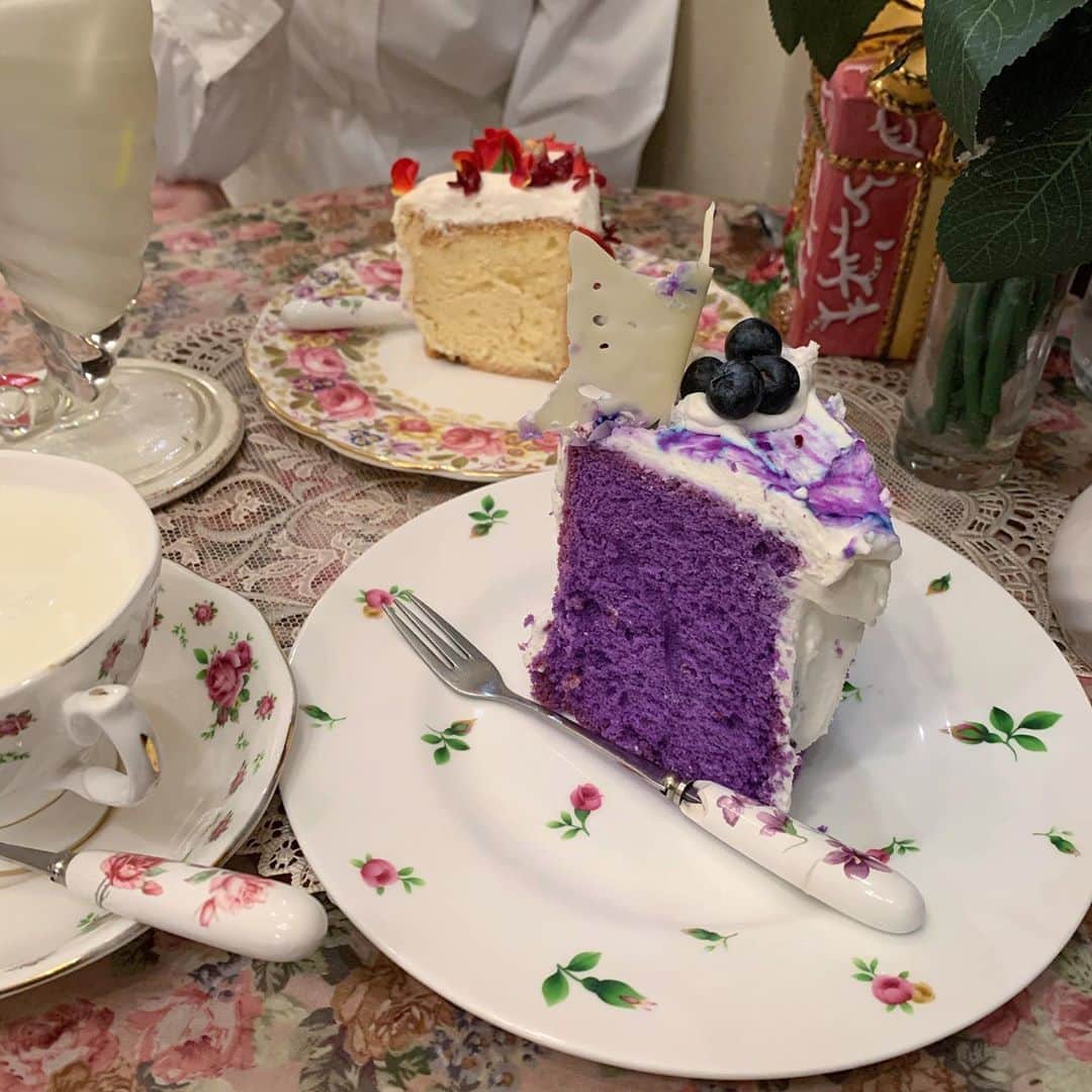 谷川聖のインスタグラム：「ケーキお皿雰囲気ｶﾞ너무 좋아요.﻿ ﻿ ﻿ ﻿﻿ ﻿ ﻿ ﻿ #カフェアコリット#目白カフェ#東京カフェ#カフェ#東京カフェ巡り#カフェ巡り﻿#cafe#카페#인스타푸드」