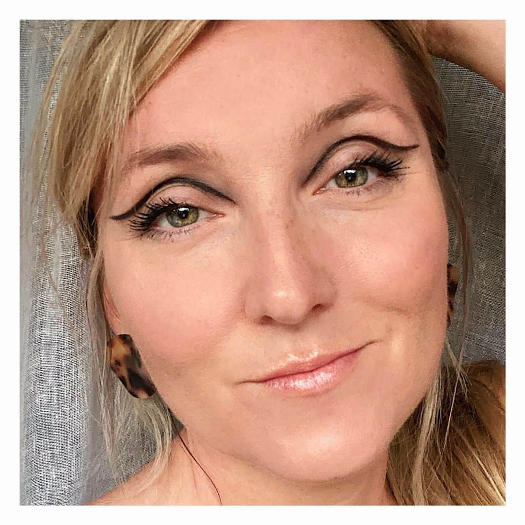 JO BAKERのインスタグラム：「S I X T I E S • W I N G S  @thezoereport asked me to create a hovering #eyeliner look for their igtv (avail on their feed)... everyone can have a go at this trend ..even hooded lids!!  Fancy trying this out ? ~ tag me ...comment below if you would any help or advise  in re-creating this look 💋 #makeup by me #jobakermakeupartist ...tap ‼️」