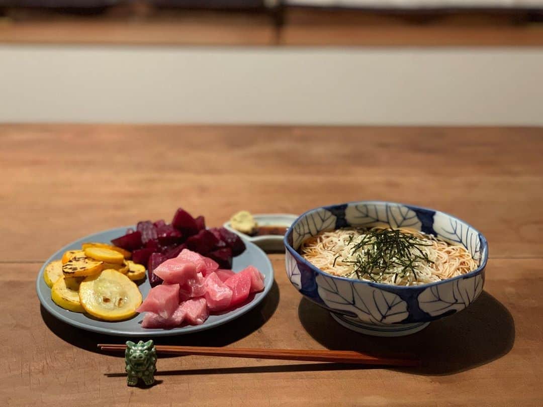 世武裕子のインスタグラム：「富士吉田のお野菜と鮪ブツで本日もお疲れ様でした😊 Simple dinner of local vegetables, raw tuna and thin white noodles🥬」