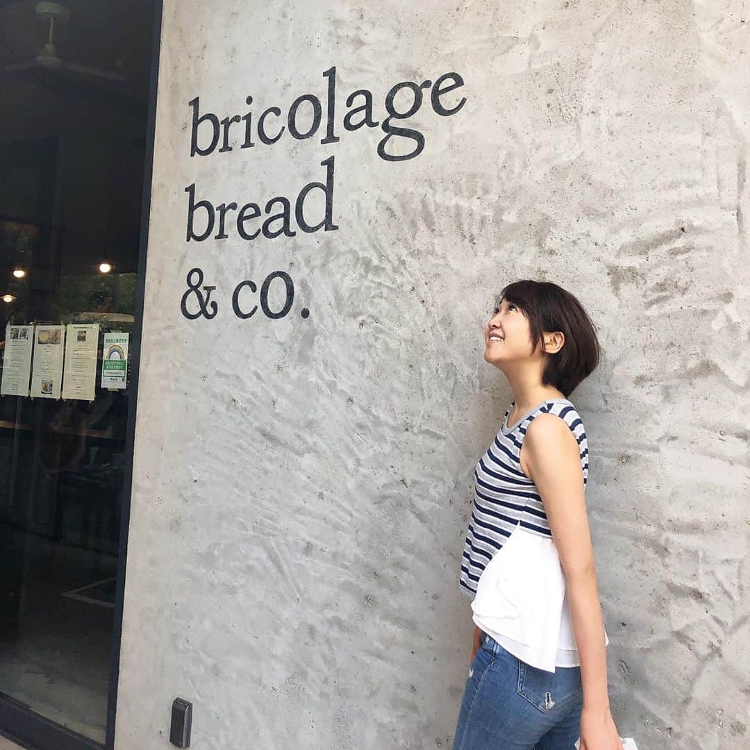 のインスタグラム：「. . 見ての通りお洒落😚😚😚 . なだけじゃなくて ほんとに美味しかったし 種類も多くてめちゃ 良きなパン屋さん☺️💓 . 私が食べたのは分厚い食パンに メープルシロップがたっぷり 染み込んでて😫😫😫😫❤️ それだけでも美味しいのに ナッツといちぢくが🥺🥺🥺 食べるの難しいけどおススメ☺️笑 . テラス席があるのも🙆‍♀️🙆‍♀️🙆‍♀️ . . #ブリコラージュブレッド #パン屋さん#パン好き #六本木カフェ#東京カフェ #パン屋さん巡り#カフェ巡り #六本木ヒルズ#六本木#東京#こちえ #bricolagebreadandco  #bricolage#breadlover  #followme#japanesegirl  #yummy#roppongihills #roppongi#tokyo#japan」