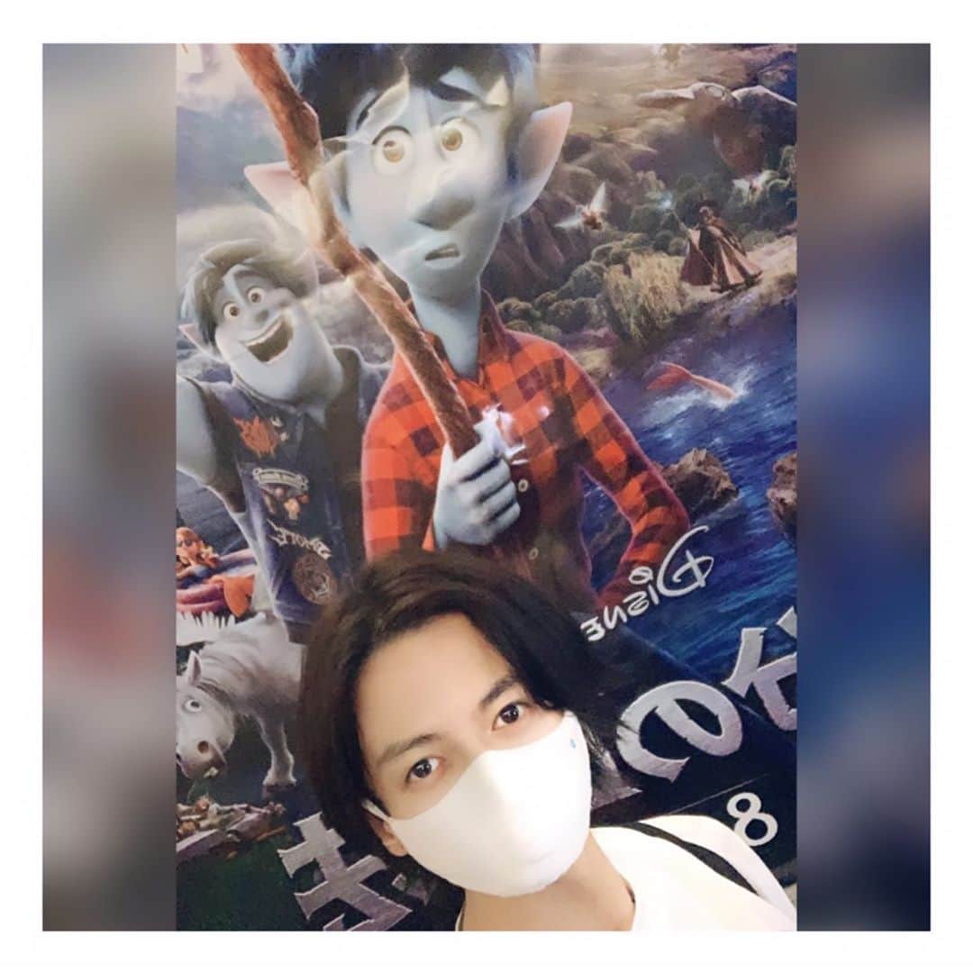 のインスタグラム：「ღ ・ ・ Disney&Pixarの 【2分の1の魔法】観てきた。 ・ 映画はやっぱり映画館だね！ ・ もちろん家でゆっくりのんびり観るのも好きだけど 今日は映画の前にとある所へ行って いろんな事を聞いてきました。 ・ ・ 来週は ホラー映画を観にいくのが 今から楽しみです✨ ・ ・ #movie #cinema #watchmovie #disney #pixar #2分の1の魔法 #家族愛 #兄弟愛 #love #entertainment #entertainer  #ものまね芸人 #ものまね #山下智久 #hyde #橋本環奈 #sing #song #ボディケア #リフレクソロジーセラピスト #メンタルセラピスト」