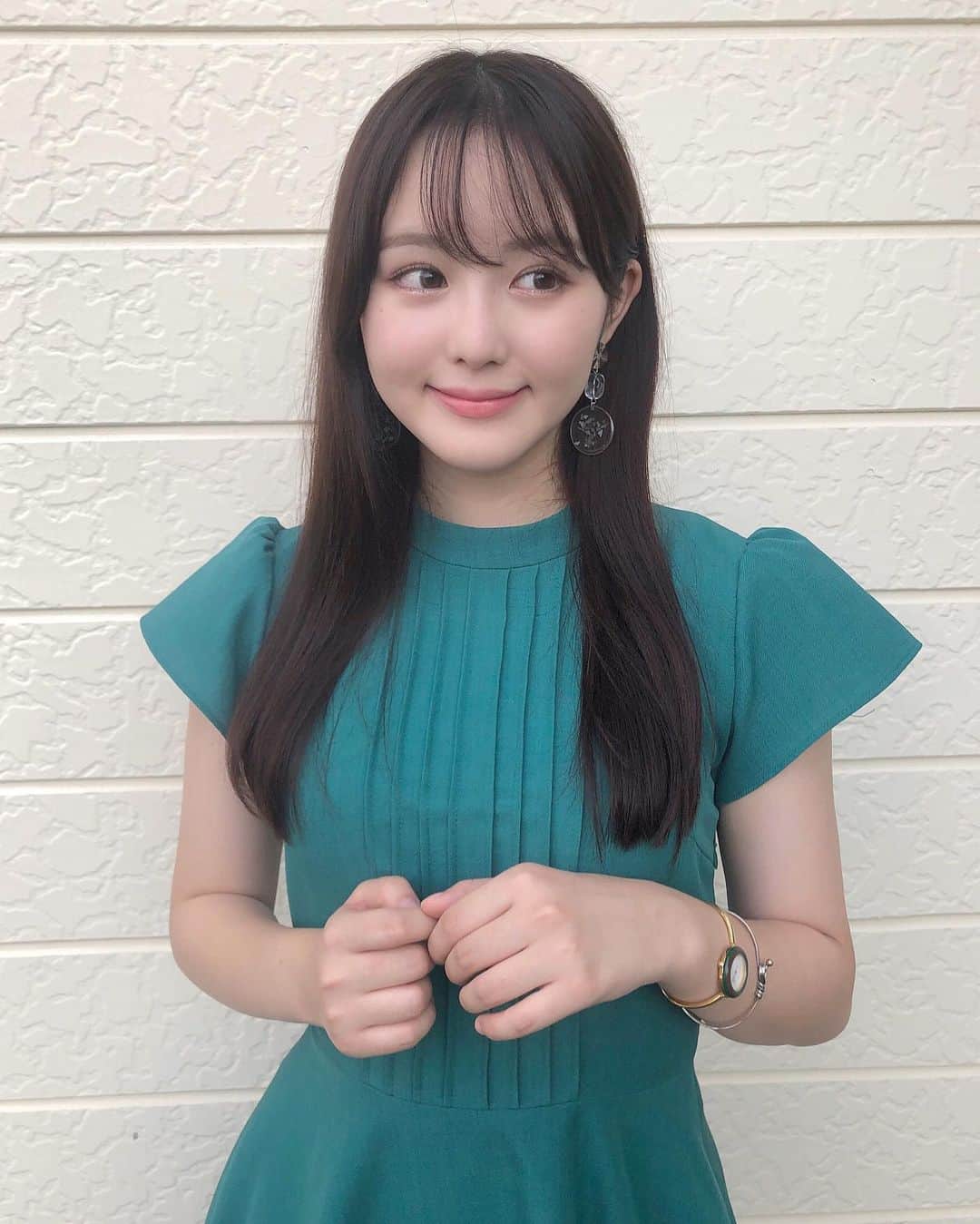 伊藤小春のインスタグラム：「・﻿ このワンピースだいぶ前に買ったんだけど、﻿ 形が可愛くてお気に入り🧸🍀﻿ #redyazel   ﻿ 緑着てるだけで優しい人間になった気持ちになる﻿ ヒーリング効果か？？？？」