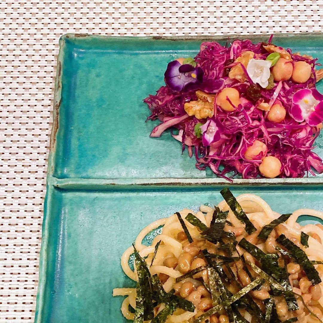金子エミさんのインスタグラム写真 - (金子エミInstagram)「金沢で作ったお皿にて…今晩の食事🍽  ・紫キャベツとひよこ豆の塩レモン蜂蜜🧂🍋🍯 くるみレーズンアーモンド入り  ・たらこ納豆パスタ  ゲンコツ✊サイズの夕食です。 明日はカイト🪁と🏊🏻‍♂️🏊🏻‍♀️頑張ります。」8月21日 20時33分 - emikaneko1114