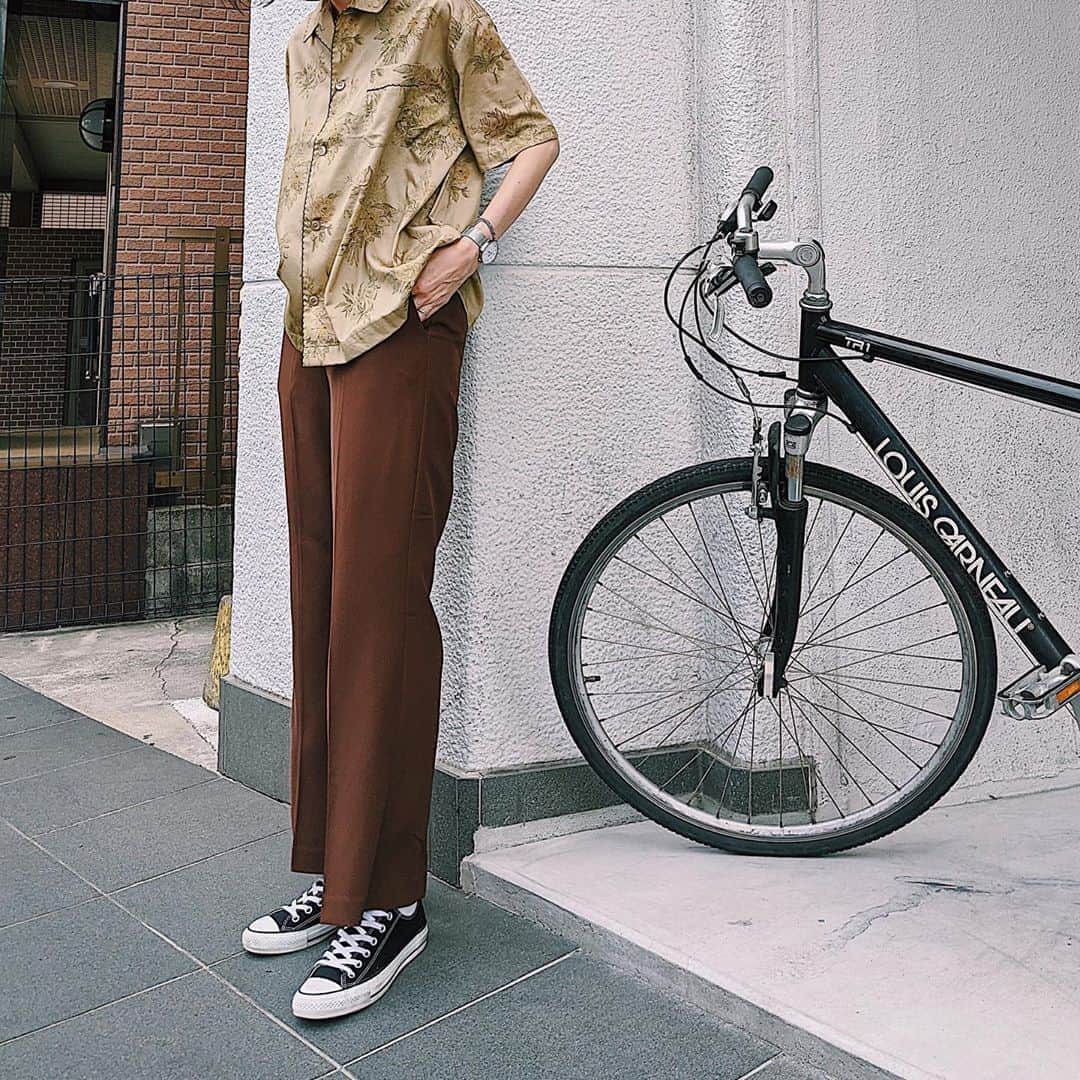 のインスタグラム：「〻🐻🐶🍁🤎 brown‥🦌 可愛い花柄シャツ たまに着たくなるよね、、 ． ． #fashion  #MOUSSY #MOUSSYSNAP  #teampixel #baroque_pixel #pixelで撮影」
