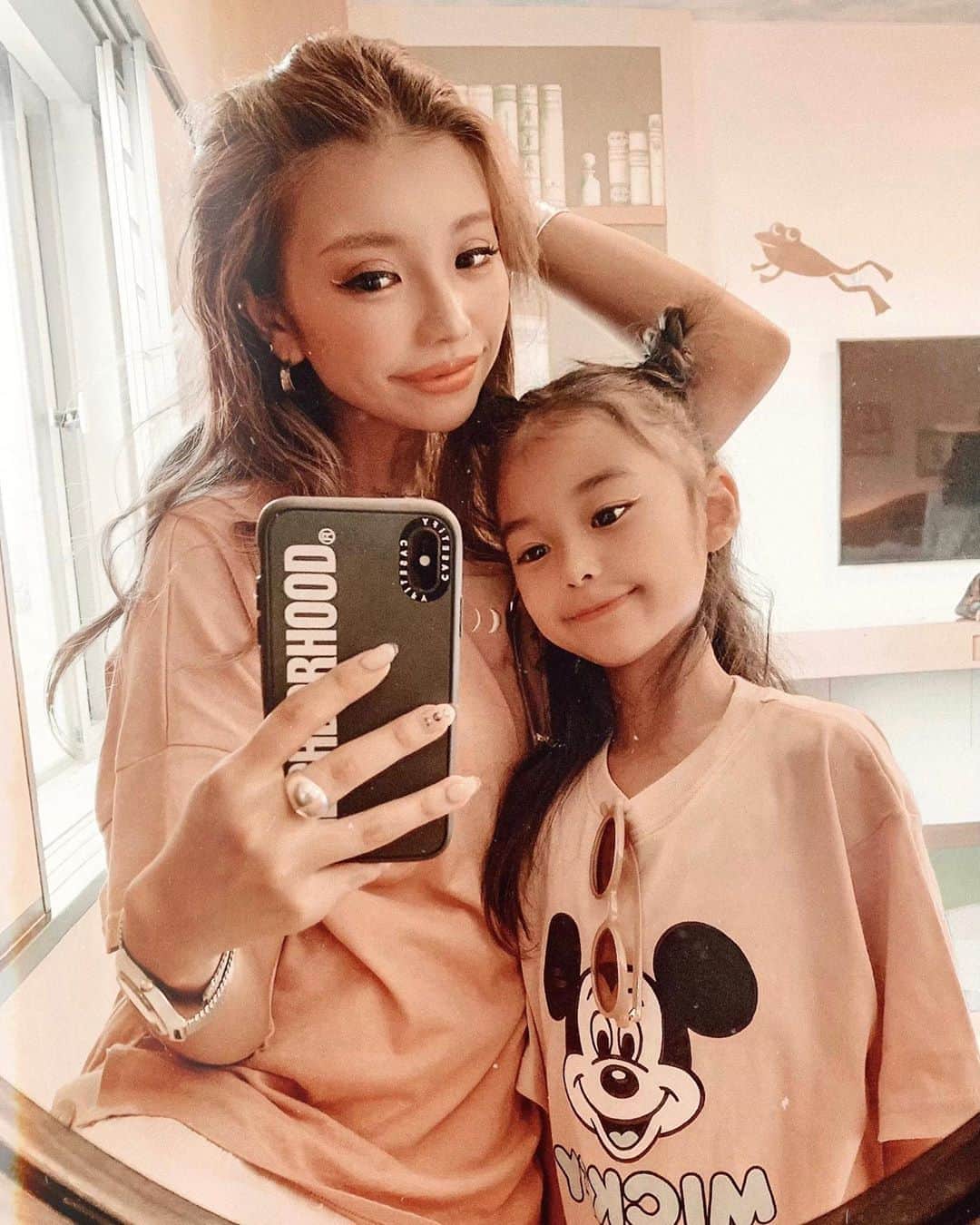 ✷kana✷のインスタグラム：「🥨🥨🥨 . . 完全にお化粧に目覚めてます！ ホワイトライナーおそろい😂❤️ と、娘がお気に入りの NiziUのメンバーにいそうな ヘアアレンジw  . #親子コーデ」