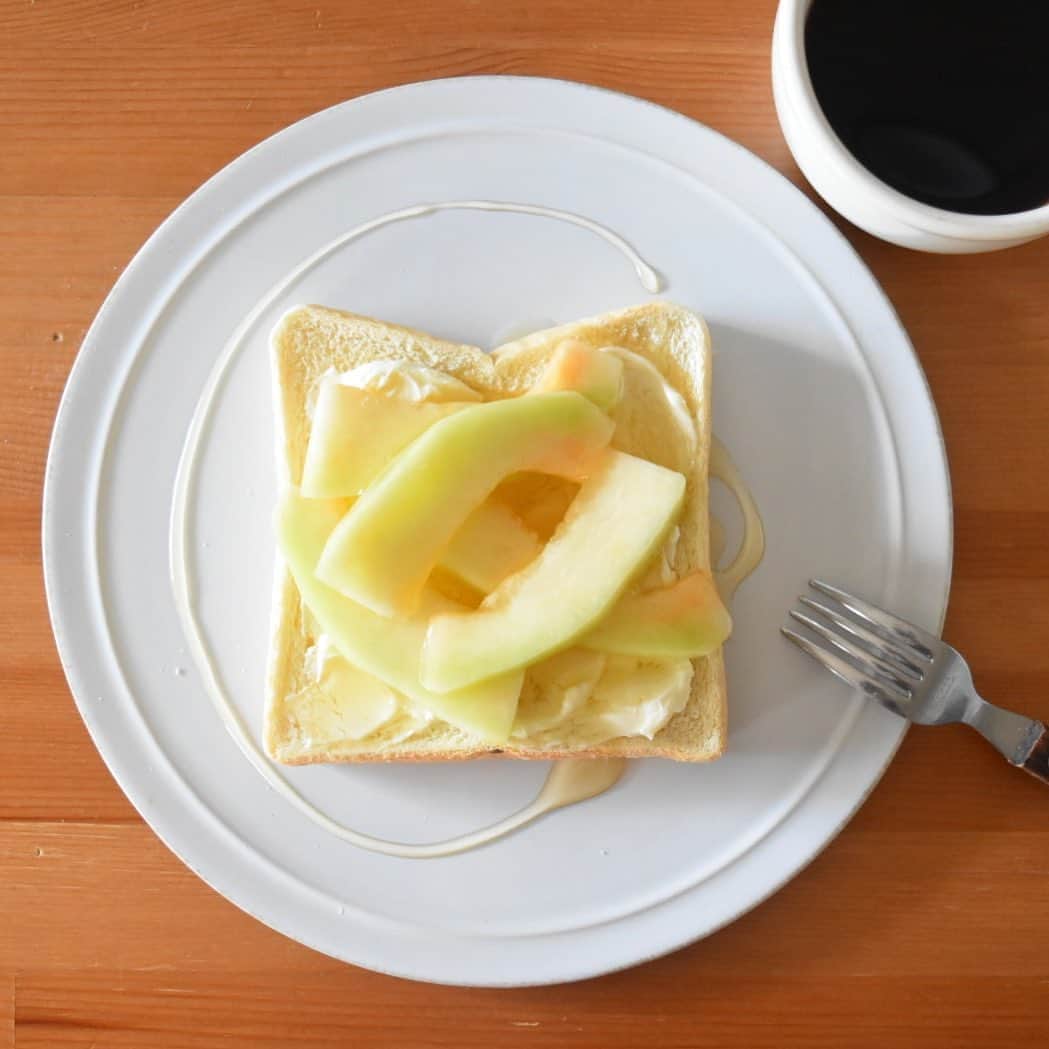 山崎佳のインスタグラム：「Today’s breakfast. クリームチーズ、メロン、はちみつ。」