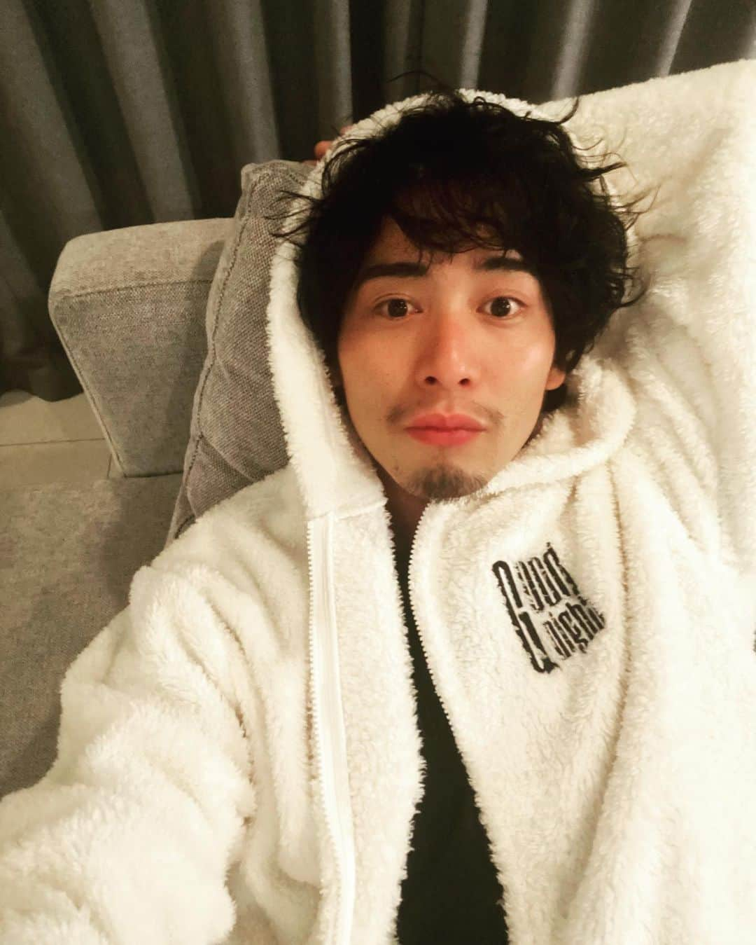 土屋光太朗さんのインスタグラム写真 - (土屋光太朗Instagram)「毎日毎日暑すぎる 身体が堪えること堪えること。 . これから　 @kuta_tokyo でクラウドファンディングプロジェクトが始まるんです🤩　このパーカーただのパーカーではないんです、、‼︎ . 服×〇〇 早く世間に公表してええぇぇぇw お楽しみに🤘🏽🖤 #kuta #fashion #roomwear」8月21日 20時36分 - koutaro_0114