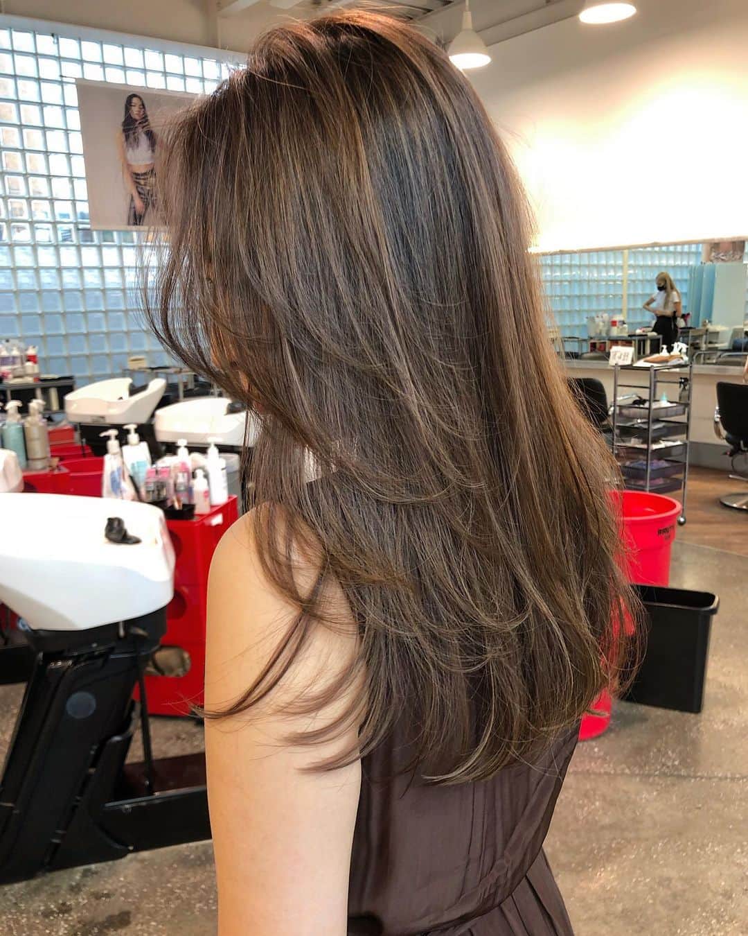 神能裕貴のインスタグラム：「🌫 effortless cut 🌫 【ラフで色気のある女性】 【シンプルで品があるヘアー】 【ヌーデイーなカラー】 この３つにこだわります。 . 【エフォートレスカット】 ◉ラフに決まるセットも簡単なカット. ◉飾らず、抜け間のある雰囲気に！ ◉軽やかで美しい女性. .  #effortlesscut#balayage#highlight#shadowroot#ombre #オンブレ#オンブレカラー#ハイライト#バレイライト#バレイヤージュ#海外ヘアー#リアル海外ヘアー#ラフカット#エフォートレスカット#ラフで適当がカッコいい#ラフで色気のあるヘアー#SHIMA」