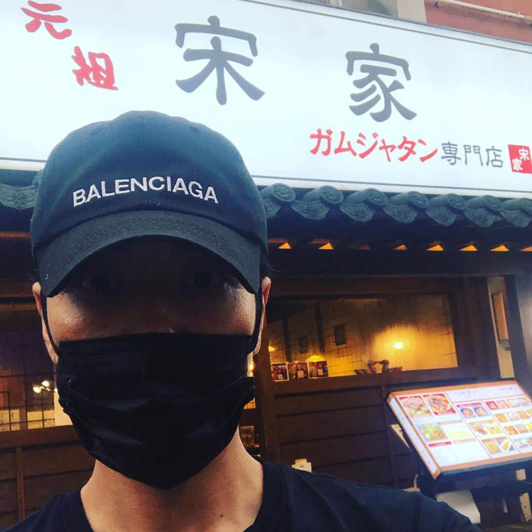 堤太輝さんのインスタグラム写真 - (堤太輝Instagram)「新大久保編 『宗家　ガムジャタン』  韓国ではありませんw 前の新大久保  アルバム見てたら隠れてた🤳  『白カムジャタン』と『赤カムジャタン』がありますがこれは『白カムジャタン』  白は辛くないから子供もペロリンっ✨  20代半に東京へ移籍してバッドボーイズ佐田さんに初めてカムジャタンを食べに連れてきて頂いてたw  食べた事無いから「なんじゃこりゃw😬」と。 美味し過ぎるやろとw  骨についた肉にかぶりついてホクホクのジャガイモと噛むと汁がジワ〜っと出るネギ🤤 シメに乾麺入れて、ご飯いためセットで終了♡  当時は『何食べるぅ？』といったらとりあえずカムジャタンでしたw  また状況が落ち着いたら食べに行こ〜っと🤤  っていうか韓国いつ行けんの？w  #韓国旅行 #韓国グルメ #韓国旅行好きな人と繋がりたい  #韓国料理  #韓国料理好きな人と繋がりたい  #宗家 #宗家ガムジャタン  #宗家カムジャタン  #カムジャタン専門店  #カムジャタン  #カムジャタン鍋  #ガムジャタン  #チュンチョンダッカルビ #新大久保 #新大久保グルメ  #新大久保韓国料理  #新大久保カムジャタン #新大久保宗家 #新大久保ディナー  #新大久保で韓国旅行気分　 #韓国行きたい」8月21日 20時39分 - 223_taiki