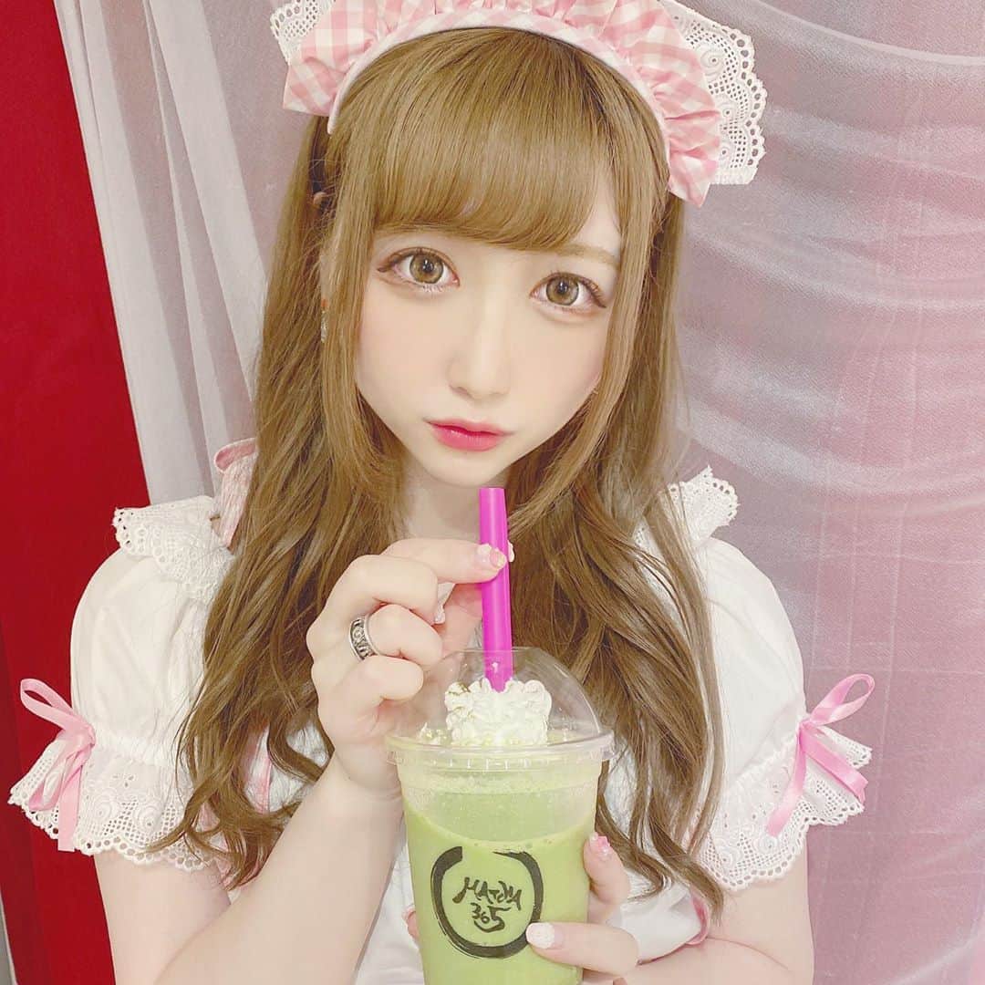 のインスタグラム：「秋葉原のドンキの下にある @matcha365official さんのスムージー💓 フルーツ好きなの選べるし暑い日に最高だよ〜ヲタクちゃんと水分とろᐡ ߹𖥦߹ ᐡ॑ * * #抹茶スムージー #ギフトゥーユー #抹茶 #スムージー #秋葉原グルメ #秋葉原カフェ #メイド #メイド服 #メイドカフェ #メイド喫茶 #コンカフェ #コンセプトカフェ #秋葉原 #コスプレ #コスプレ好き #アイドル #自撮り #自撮り女子#美男美女と繋がりたい#地雷女 #地雷メイク #maid #maidcafe #maidcosplay #cosplay #cosplaygirl #japanesegirl #akihabara #followforfollowback #いいね返し」