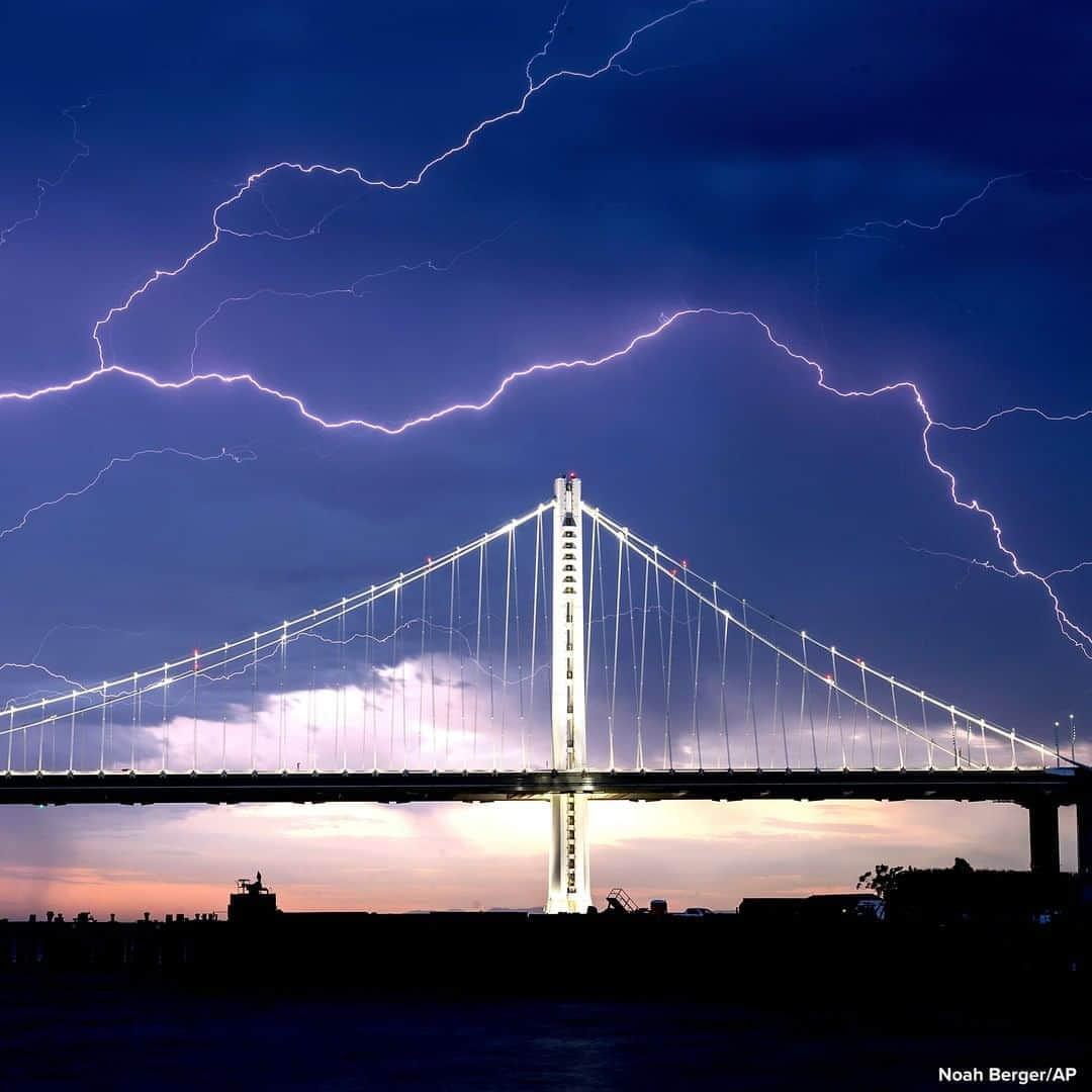 ABC Newsさんのインスタグラム写真 - (ABC NewsInstagram)「BOLT FROM THE BLUE: Lightning forks over the San Francisco-Oakland Bay Bridge as a storm passes over Oakland, California. #lightning #california」8月21日 20時45分 - abcnews