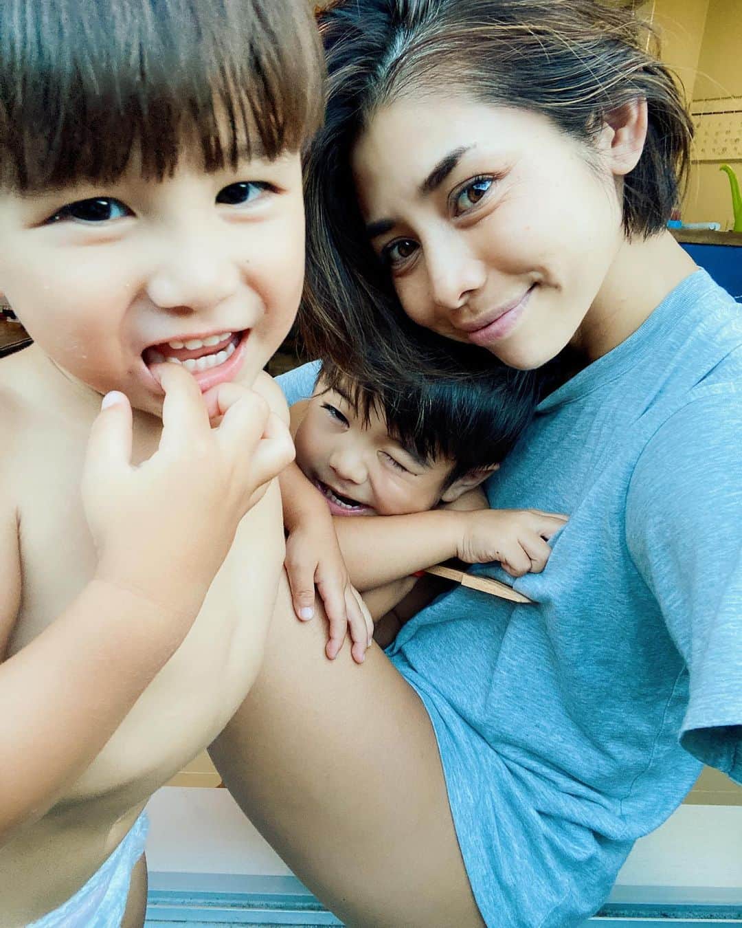 齋藤美波のインスタグラム：「👦🏻👦🏻👩🏻 #仕事おわりの癒したち ・ と、言いたいところだが（笑） 現実は戦争です💣🤍 ・ 明日はお休みなので ゆっくりご飯作り😊 夏野菜カレー煮込んでる間の 束の間の休憩時間にパシャリ🤳✨笑 ・ 基本家では メンズはパンイチ🩲 私はTイチ🤭 (安心してください、履いてます)笑 ・ #仕事終わりなもんでヨレヨレ #ほぼほぼスッピン #髪ボサボサ #次男うんちしてるくさい #大迫兄弟 ・ #brothers#boys#sons#cute#love#family」