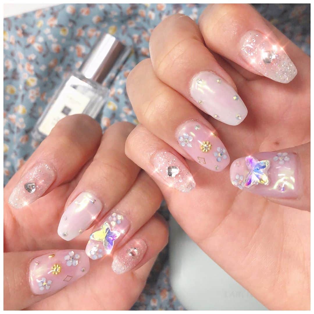 川崎ひかるのインスタグラム：「#newnail 🦋🌼♡ . . 久しぶりにゴテゴテにしました💕 キラキラ大好きなので絶対ラメ入れます⋆͛*͛ ͙͛⋆͛ᐝ·̩͙ . .」