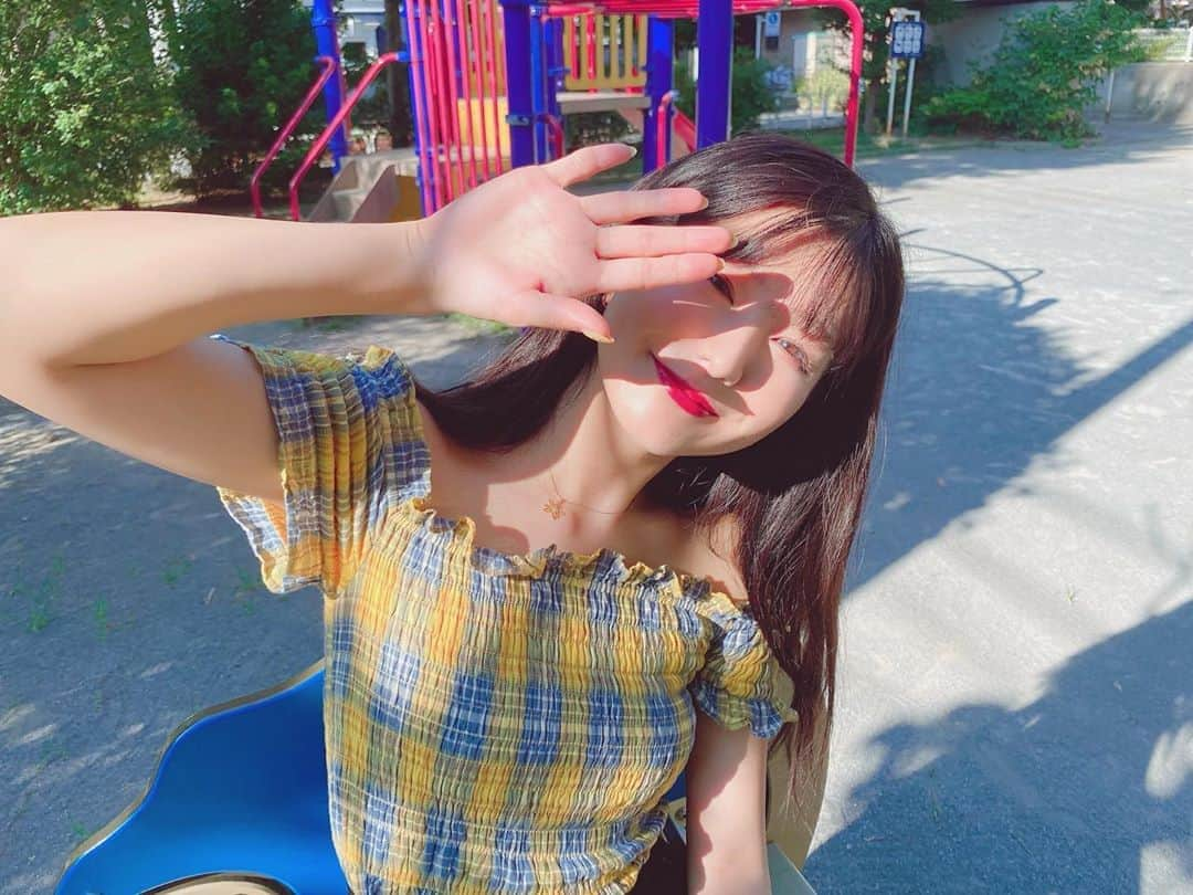 谷川愛梨さんのインスタグラム写真 - (谷川愛梨Instagram)「公園でひと休み(๑˃̵ᴗ˂̵) 夏の女って感じだねって昔からよく言われるけど こう見えて実は冬生まれなのです☃️❄️ でも夏も冬も同じくらい大好き☺️💛  @tokyo_hills_clinic さんで 月1のメンテナンスをして頂いてるんるん🌼 きっと今日の撮影もいい感じに仕上がってるはず🐶 いつもありがとうございますっ💛」8月21日 20時48分 - airingopero