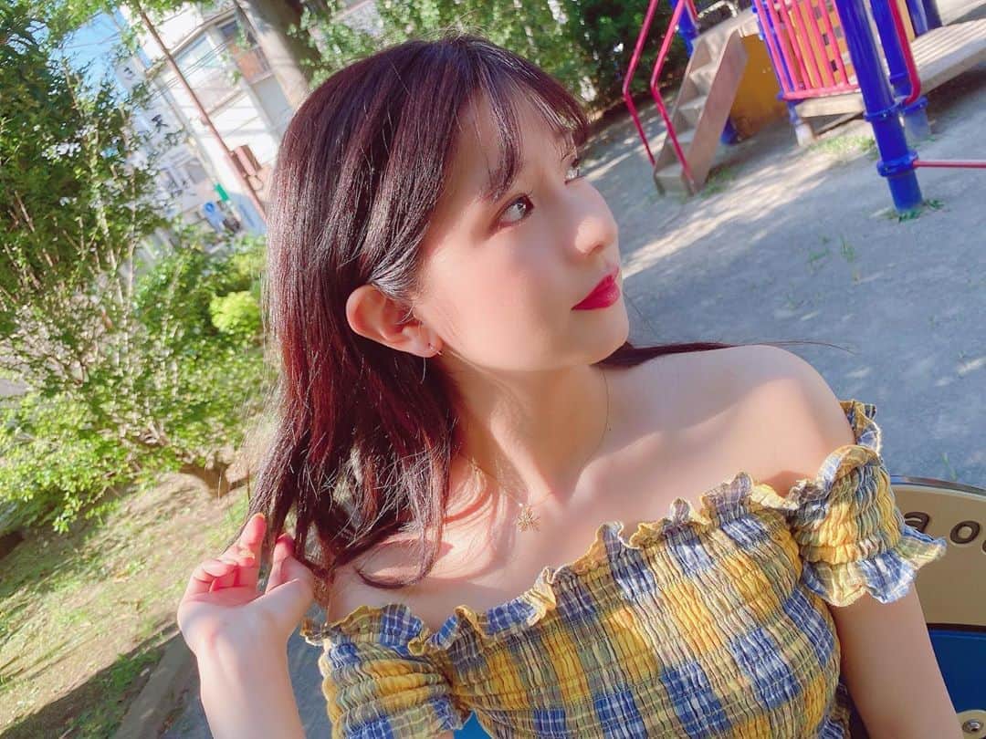 谷川愛梨のインスタグラム：「公園でひと休み(๑˃̵ᴗ˂̵) 夏の女って感じだねって昔からよく言われるけど こう見えて実は冬生まれなのです☃️❄️ でも夏も冬も同じくらい大好き☺️💛  @tokyo_hills_clinic さんで 月1のメンテナンスをして頂いてるんるん🌼 きっと今日の撮影もいい感じに仕上がってるはず🐶 いつもありがとうございますっ💛」