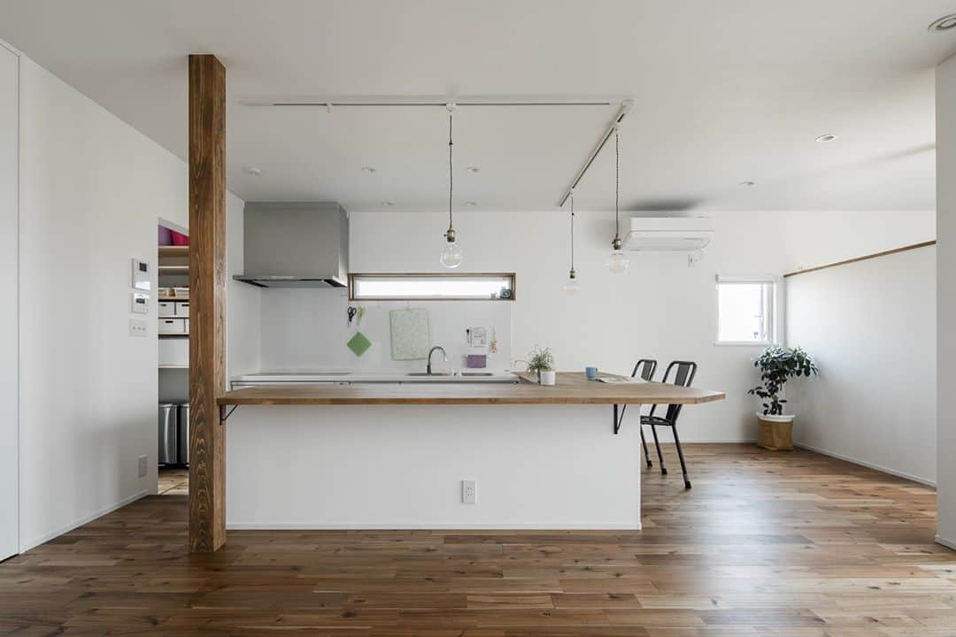 ルポハウス一級建築士事務所さんのインスタグラム写真 - (ルポハウス一級建築士事務所Instagram)「・ ・ ・ ダイニングテーブルを置きたくないというリクエストを、造作のキッチン収納カウンターでカバー。 ・ テレビボードも同素材で造作した、統一感のある居心地抜群な ＬＤＫです。 ・ ・ ・ 𓐌𓐌𓐌𓐌𓐌𓐌𓐌𓐌𓐌𓐌𓐌𓐌𓐌𓐌𓐌𓐌𓐌𓐌  ルポハウスの施工事例はこちらまで☞ @reposhouse  𓐌𓐌𓐌𓐌𓐌𓐌𓐌𓐌𓐌𓐌𓐌𓐌𓐌𓐌𓐌𓐌𓐌𓐌 #ルポハウス は#ちょっとかっこいい家 を"友人のために" という思いでつくっています。 一生に一度の#マイホーム。 「あなたにしかできない」×「ルポハウスだからできる」で、 私たちだけの#家づくり を思いっきり楽しんでみませんか？！ ・ ・ ・ #住宅 #注文住宅 #新築一戸建て #デザイナーズ住宅  #一級建築士事務所 #設計事務所  #滋賀県大津市 #滋賀県草津市 #滋賀県栗東市  #滋賀県近江八幡市 #リビングダイニング #リビングインテリア #ダイニングインテリア #造作キッチンカウンター #キッチンインテリア」8月21日 21時01分 - reposhouse