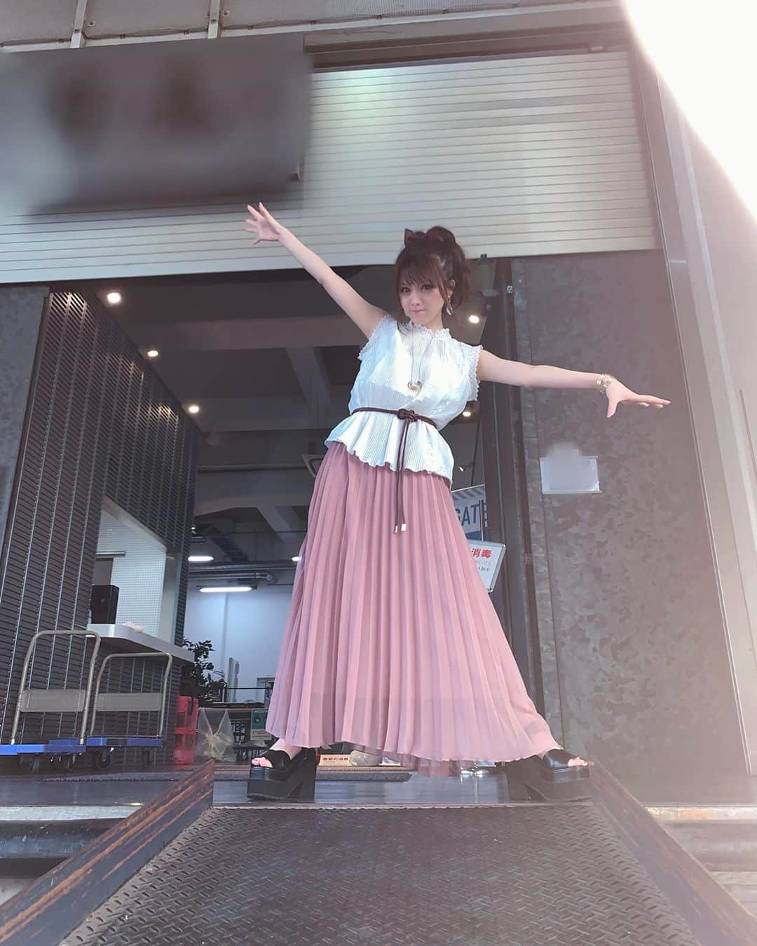 田中れいなさんのインスタグラム写真 - (田中れいなInstagram)「. ポーズ ダサいけど 洋服の写真撮る時、顔も入れたよ☺️ マネージャーさんの手も右側に入っちゃってるよ☺️ 楽しいね☺️ ははは〜☺️ . Twitterとブログには投稿しましたが 今年のミュージカル赤毛のアンが中止になってしまったので 今年は新曲➕MV撮影を 赤毛のアンチームで やりました🌸 . Twitter、ブログにURL貼ってあるので ぜひ見てください😌 . この服は撮影日の私服です♡ *☼*―――――*☼*――――― #ファッション #coordinate  #grl  #fashion #photo #Instagram #instagramjapan」8月21日 21時01分 - tanakareina.lovendor