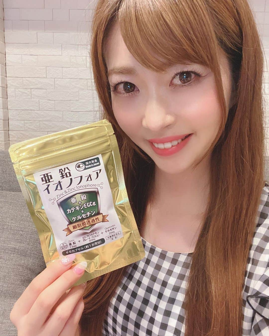 三浦真理子のインスタグラム：「こんばんわ〜〜😃 今日も暑かったですね🍉 . 今回、モアナハーブさんから新発売の商品をご提供頂いたので紹介いたします❣️ . 亜鉛はカラダにとってもいいけど、なかなか取れなかったりするのでこちらのサプリで補えるから嬉しいです😃 . 免疫力低下予防にも◎❤️ . 私は喉が弱かったんだけど、飲み始めたら痛くなくなることが少なくなった気がします💓 . 女性も男性も亜鉛を摂取した方がカラダにいいのです💕 . . #亜鉛イオノフォア #亜鉛サプリ #亜鉛サプリメント #サプリメント #サプリ #pr #いいねしてね  #pleasefollowme #instagood #健康第一　#モアナハーブ　#スワイプしてね #swipe #カラダ #健康 #飲みやすい　#自撮り　#いいね歓迎」