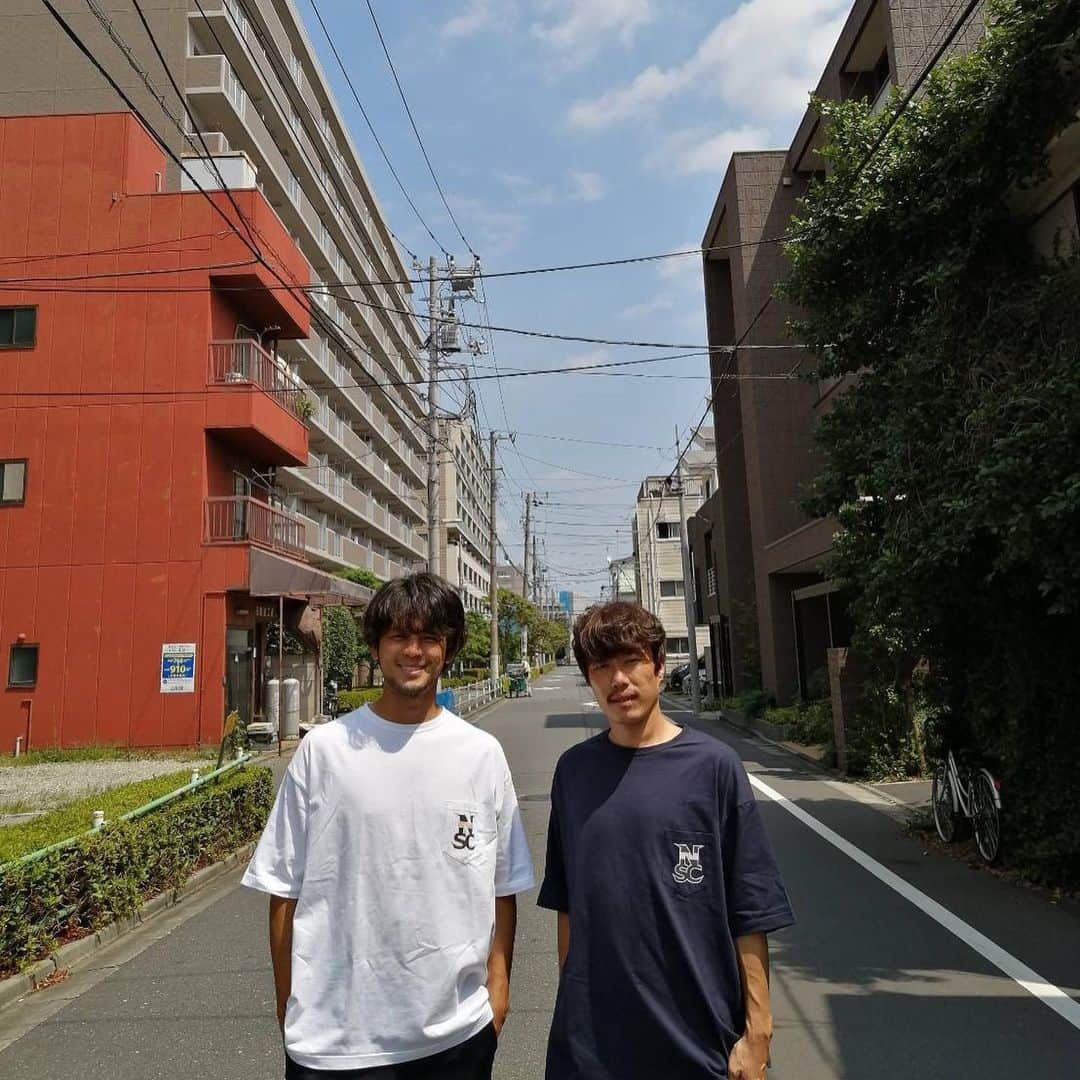 のインスタグラム：「Ｔシャツとパーカーをデザインしました！！！  シンプルなロゴに肩がちょっと落ちた感じでカッコ可愛いデザインになったので男性、女性問わず街でも普通に着れると思います😊  今なら僕のサイン入り選手カードも一緒にお渡しします！ カードいらんわーと思ってる人もとりあえず受け取っといてください。笑  川崎フロンターレ🐬セレッソ大阪🌸サガン鳥栖🦅WSW🔴⚫️モンテディオ山形🦁清水エスパルス🧡のサポーターの皆様と僕をフォローしてくれている優しい皆様。 そして俺の友達のみんなは買ってくれると信じています🤗笑  受注生産で8月31日が締切となっていますのでお早めにお買い求め下さい！ 質問はコメント・DM等で気軽にしてきてください！  僕のプロフィールから購入ページに飛べるようになっているので宜しくお願いします👏👏👏  サイズ表はストーリーのアーカイブに残しておくので参考にしてください😊  #南葛SC #デザイナー楠神」
