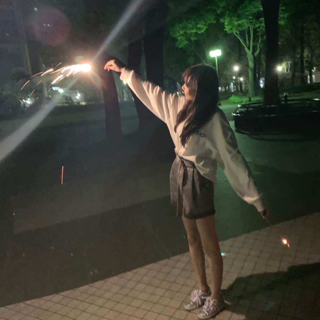 野島樺乃のインスタグラム：「去年した花火... 線香花火がいちばん好きかな . . . #花火 #名古屋 #栄」