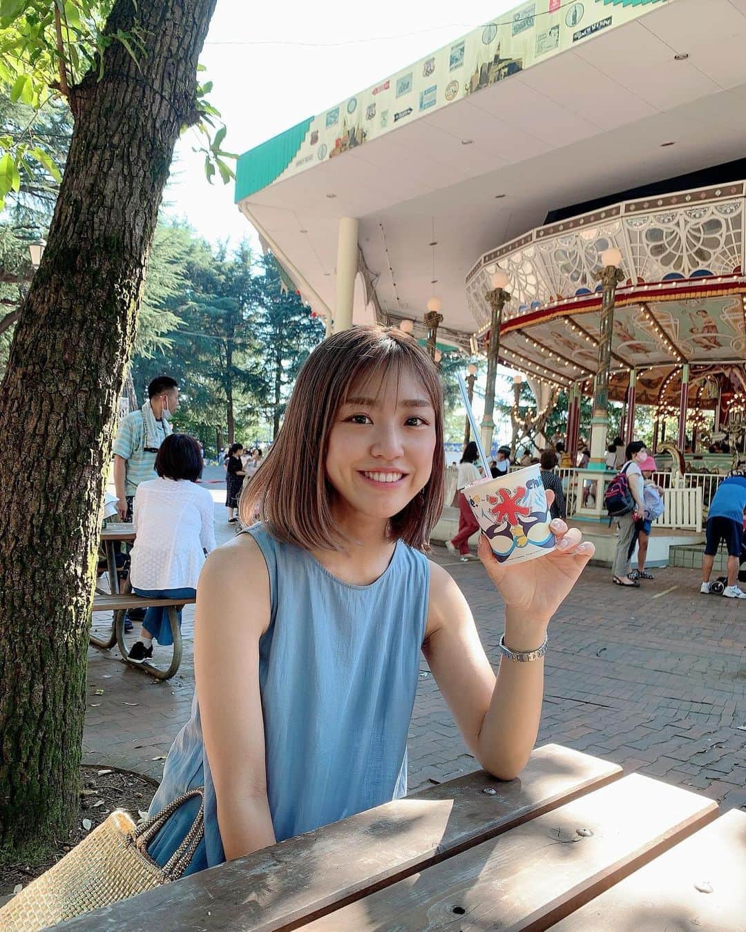 本橋優華のインスタグラム：「* "としまえん"がなくなってしまうので母とお散歩に。 母娘二代ここで成人式をしました☺︎  私は小3で転校してきて、それから家族やお友達といっぱい遊びに来ました！ 思い出の地。 寂しいなぁ。  #としまえん #豊島園#toshimaen #木馬の会 #🎠#94年ありがとう」