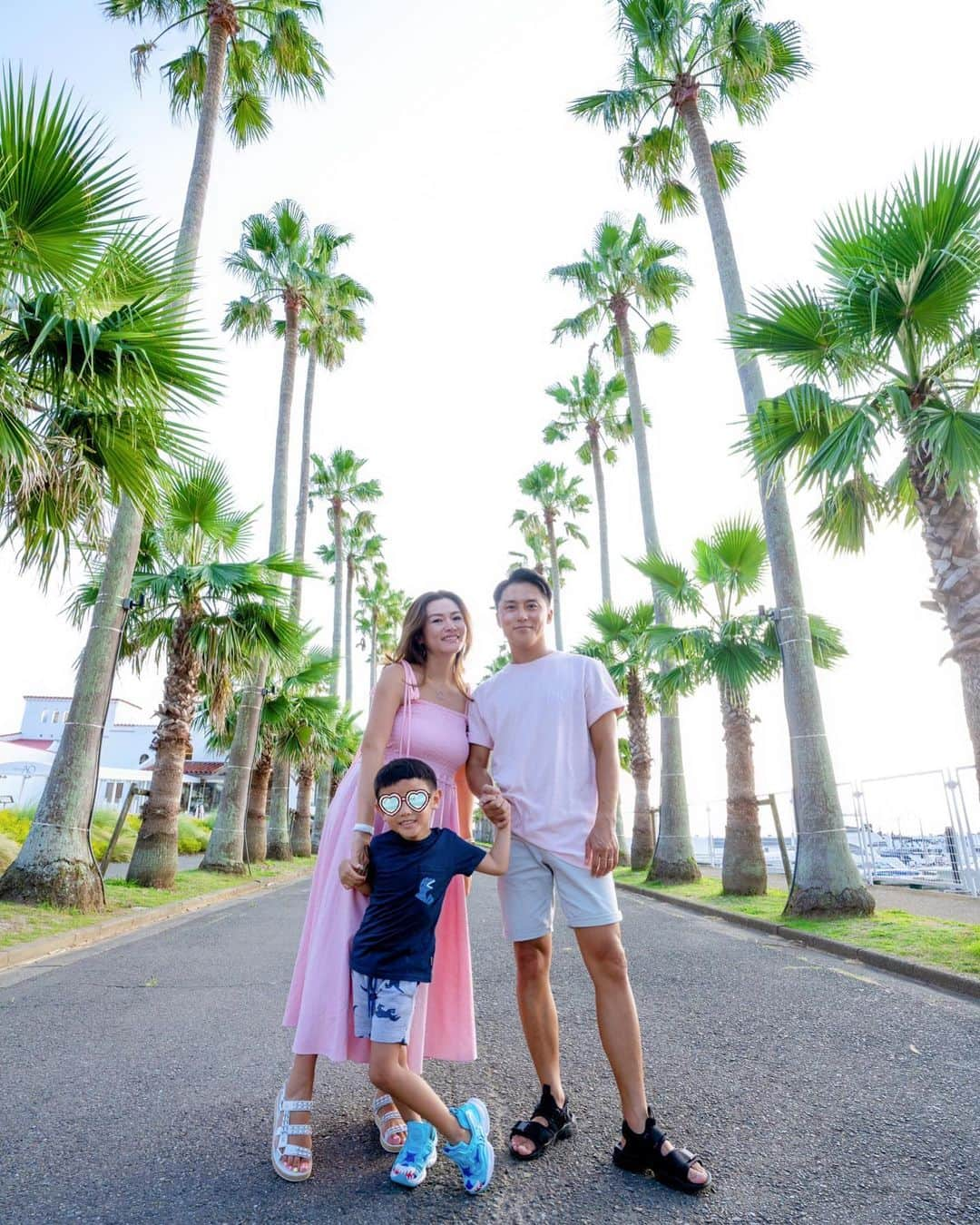 福王寺彩野さんのインスタグラム写真 - (福王寺彩野Instagram)「逗子マリーナの大人気スポット📷🌴✨ 素敵な写真を沢山撮っていただいて💓 @kamakura.laboratory 📸ありがとうございました😍🙏💙 やっぱり良いカメラだと加工無しでもいける🤔✨しかも広角レンズで足長効果🤩笑 #zushimarina #familyphoto #逗子マリーナ #ファミリーフォト」8月21日 21時00分 - ayano_fukuoji