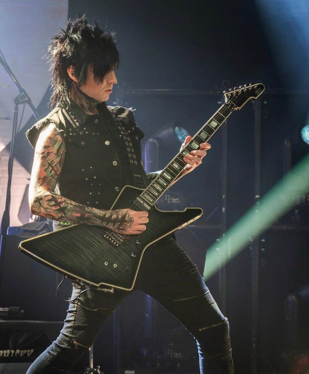 Alternative Pressさんのインスタグラム写真 - (Alternative PressInstagram)「Happy birthday to a man who needs no introduction @jakepittsbvb. From shredding guitar onstage with @blackveilbrides to creating extraordinary mixes for @drcoolandbabe, Jake is truly one of a kind. Comment below to wish Jake a happy birthday 🤘⁠ 📸: @notsofatmike⁠ .⁠ .⁠ .⁠ #jakepitts #jakepittsbvb #bvb #blackveilbrides #bvbarmy #drcoolandbabe #altpress #alternativepress」8月21日 21時01分 - altpress