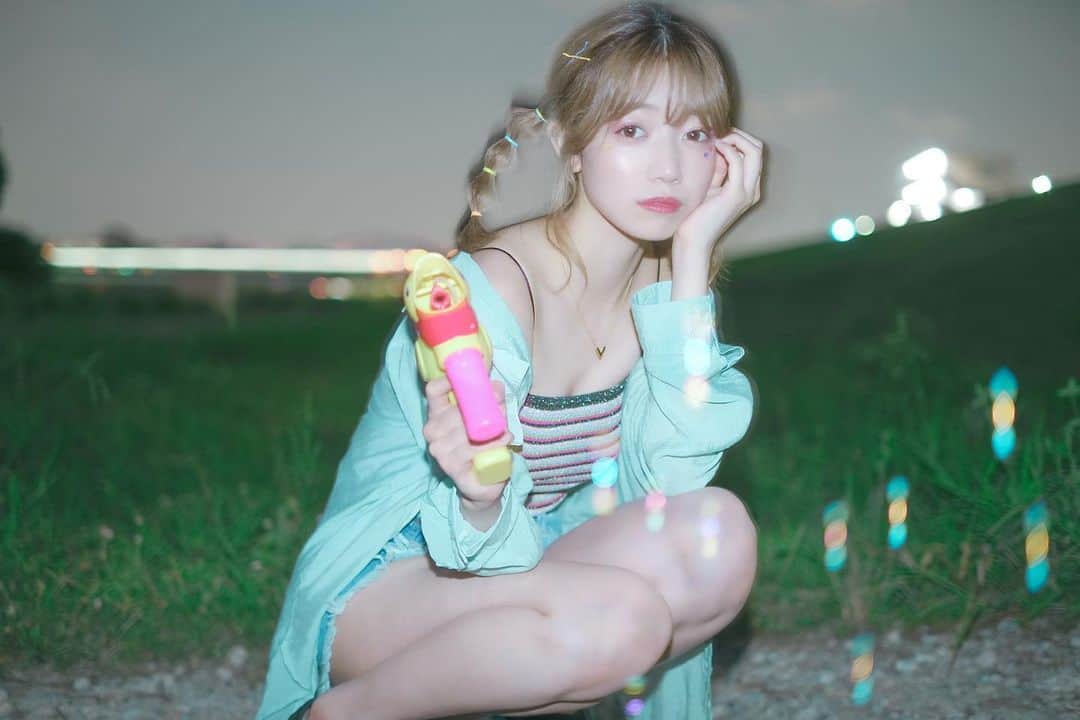 のインスタグラム：「ばーーーん🔫🔫﻿ シャボン玉ラスト投稿っ!!﻿ ﻿ #シャボン玉﻿ #作品撮り#ポートレート#ポートレート撮影﻿ #被写体#被写体モデル#モデル#アイドル﻿ #idol#model#selfie#dailylook﻿ #instagood#followme﻿ #아이돌#데일리룩#셀피#팔로우#﻿ #good_portraits_world﻿ #good_portraits_japan﻿」