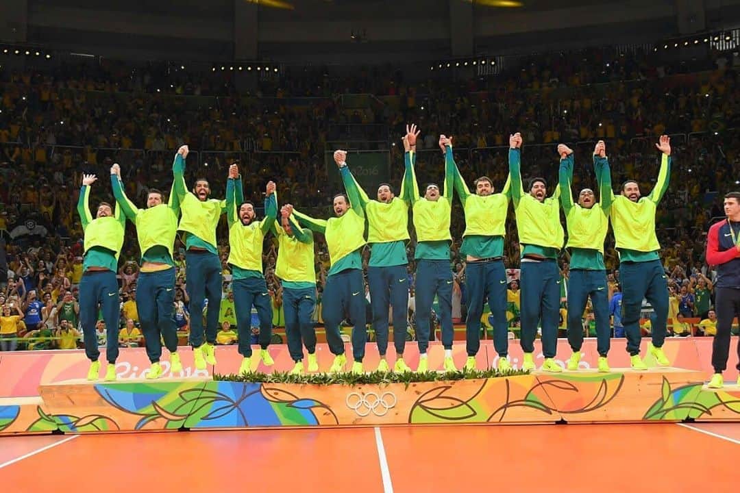 ウィリアム・アルジョナのインスタグラム：「4 anos do sonho olímpico...ao Olimpo. #brasil🇧🇷 #campeoesolimpicos #emcasa #wm 🥇」