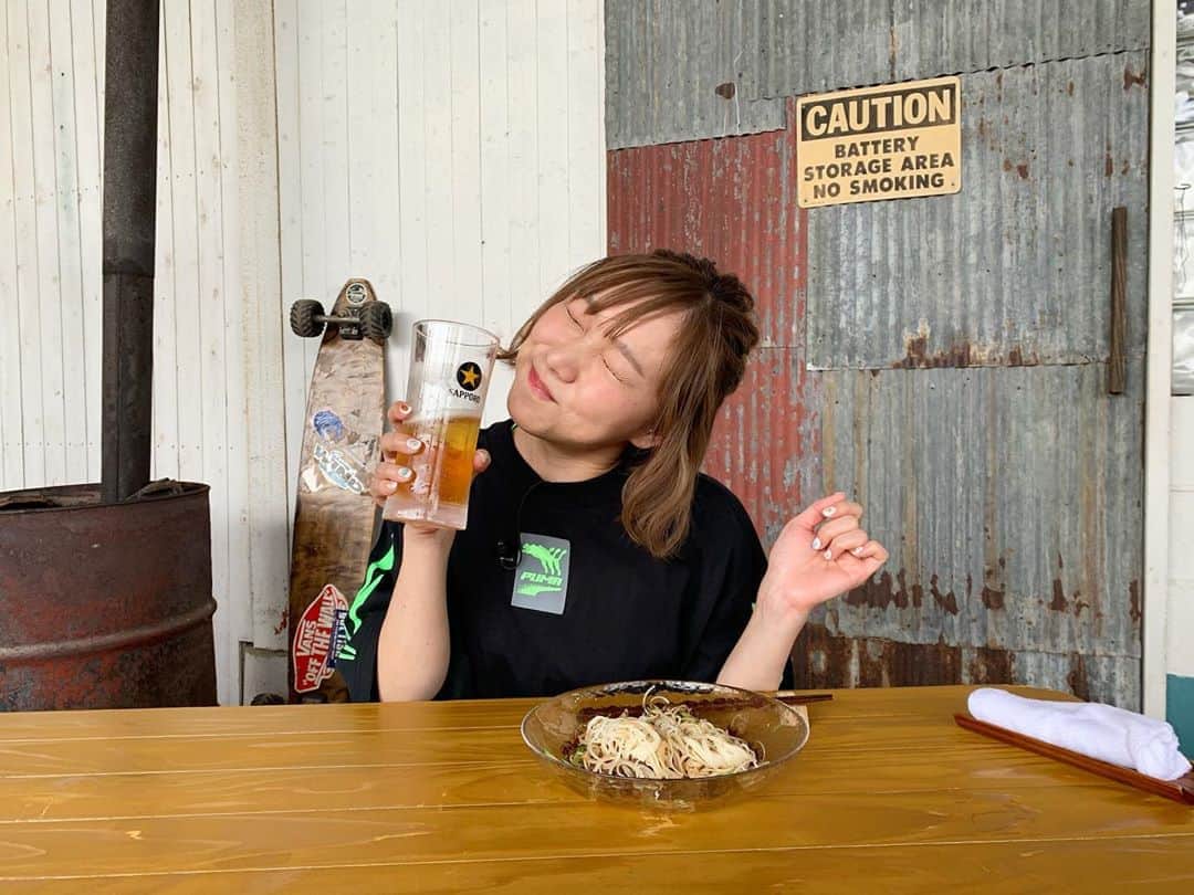 須田亜香里さんのインスタグラム写真 - (須田亜香里Instagram)「先週の青空レストランでの 大輔さんとのお気に入りのツーショット‼️ . そして食べっぷりと 飲みっぷりがいい感じの オフショット🍺 . 大輔さんとの収録は いつも本当に楽しい😆 私自然体でいると 割とおかしな発言が 多くなってしまうのですが それも全部明るく楽しく 受け止めてくださるから つい甘えてしまう…🥺 本当に感謝しかありません🙏😭 . 青空レストランに出演すると いつも兄が羨ましがります。 大輔さんのこと大好きなんだって🥳 今回もめちゃめちゃ自慢してやりました😋 . #青空レストラン #茅ヶ崎 #トルコナス #そうめん #サッポロビール #うまーーーーい .」8月21日 21時03分 - akarisuda